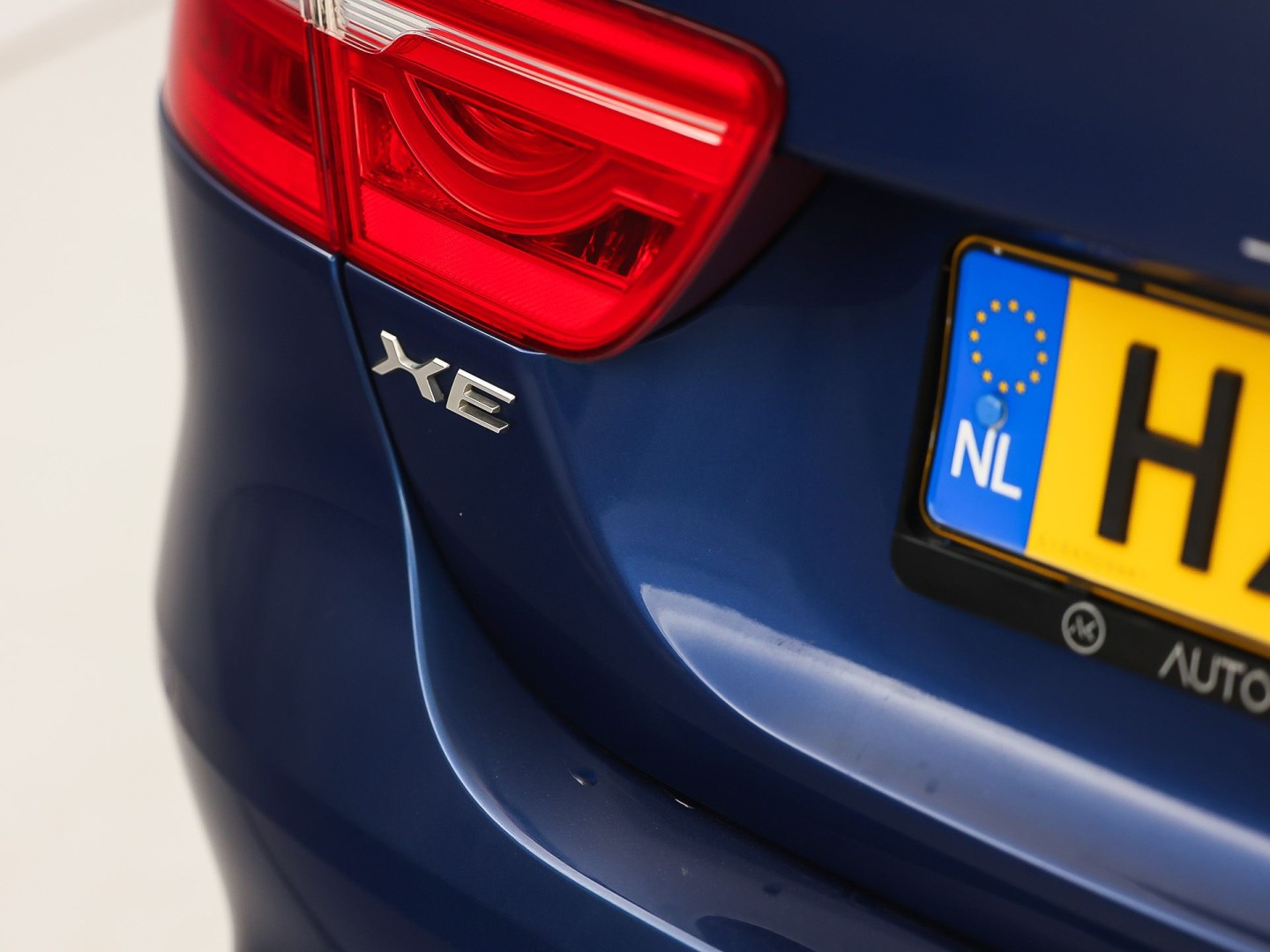 Jaguar XE 2.0 Portfolio 241Pk Automaat (NAVIGATIE, MERIDIAN AUDIO, LEDER, ELEK SPORTSTOELEN, LANE ASSIST, STUURWIEL VERWARMD, ZWART HEMEL, NIEUWSTAAT)