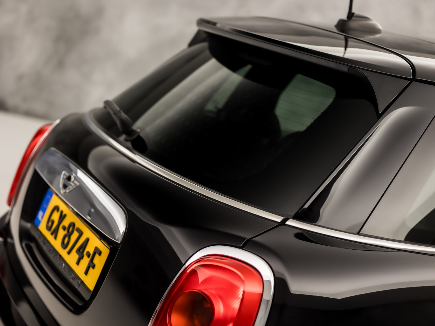 MINI 5-deurs 1.5 Cooper Chili Sport Automaat 136Pk (PANORAMADAK, 1e EIGENAAR, DEALER ONDERHOUDEN, 5 DEURS, NAVIGATIE, LEDER, SPORTSTOELEN, GETINT GLAS, PARKEERSENSOREN, NIEUWSTAAT)