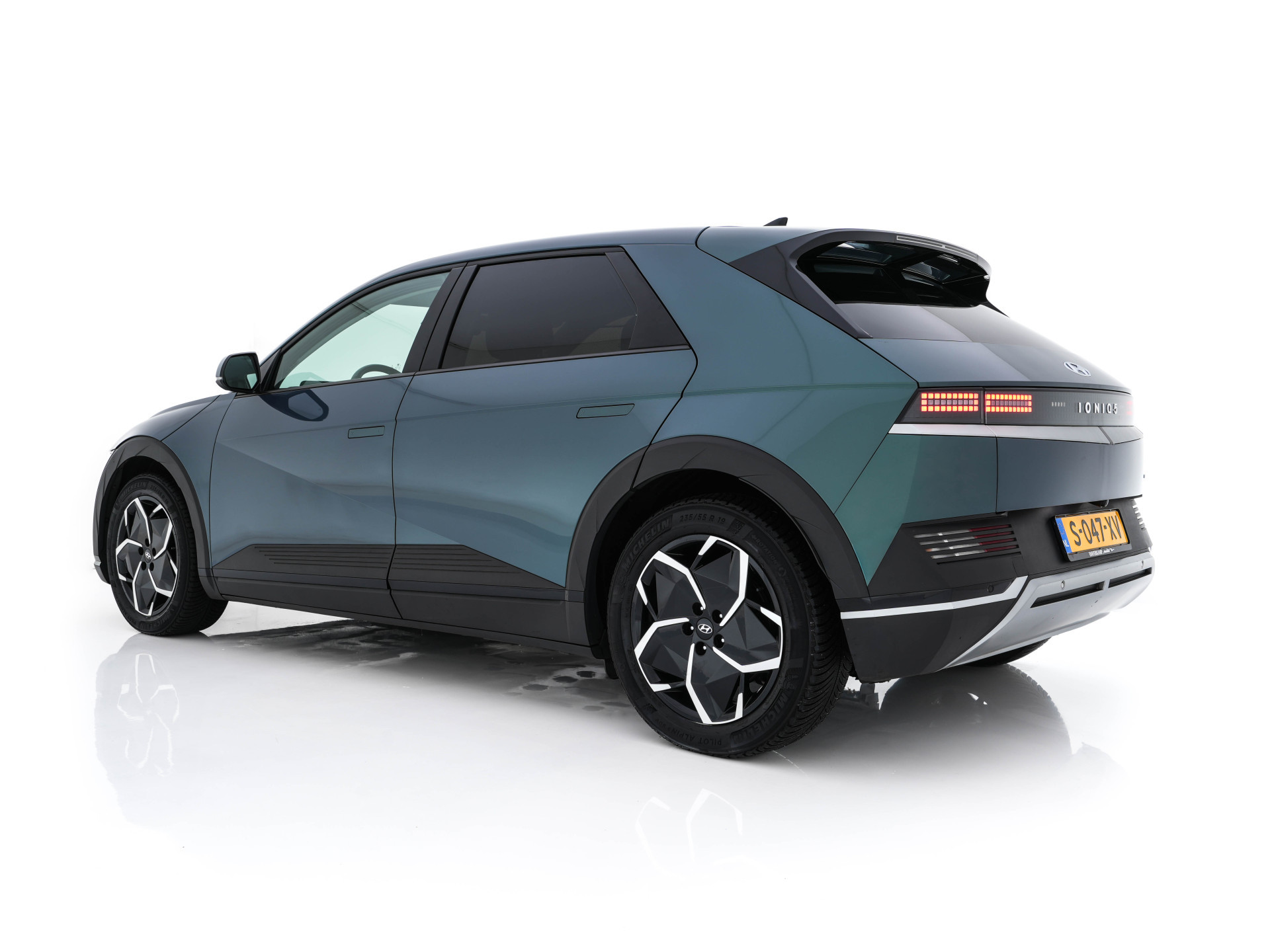 Hyundai IONIQ 5 Connect+ AWD 77.4 kWh [3-FASE]  { SOH-92% } (INCL-BTW) Aut.* HEATPUMP | LEATHER | BOSE-AUDIO | FULL-LED | DIGI-COCKPIT | AMBIENT-LIGHT | DAB | SHIFT-PADDLES | HEAD-UP | NAVI-FULLMAP | KEYLESS | CAMERA | HEATED-COMFORTSEATS | ...