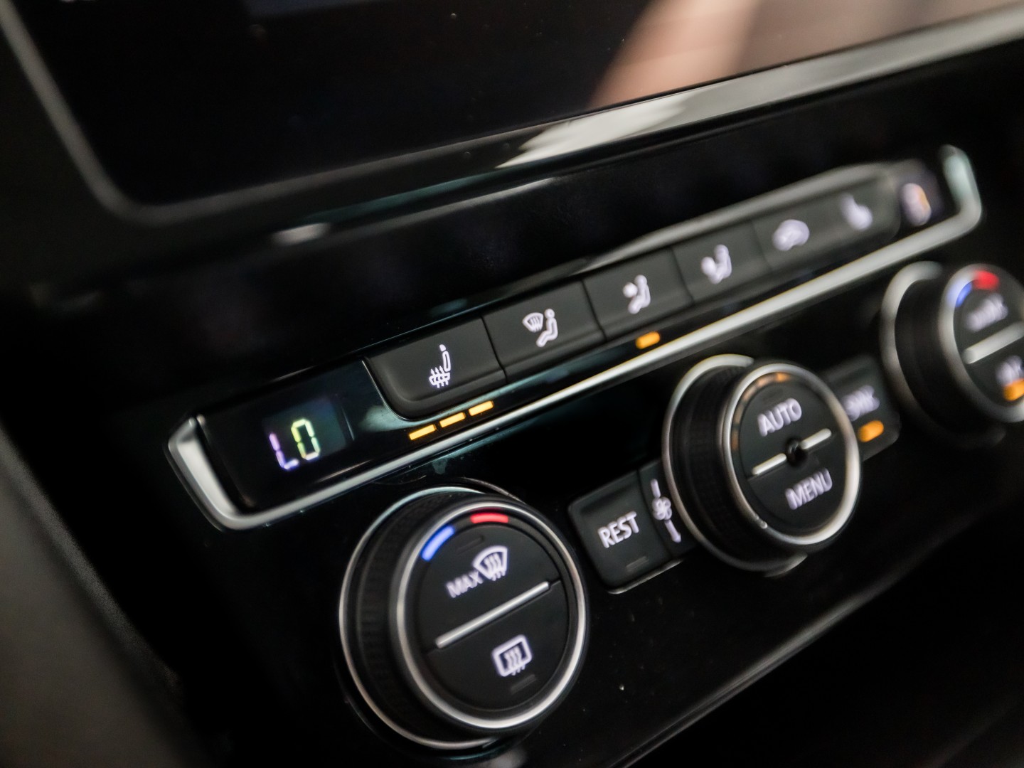 Volkswagen Passat Variant 1.5 TSI Highline Sportline 150Pk Automaat (VIRTUAL COCKPIT, APPLE CARPLAY, GROOT NAVI, CAMERA, LEDER/ALCANTARA, GETINT GLAS, KEYLESS, NIEUWSTAAT)
