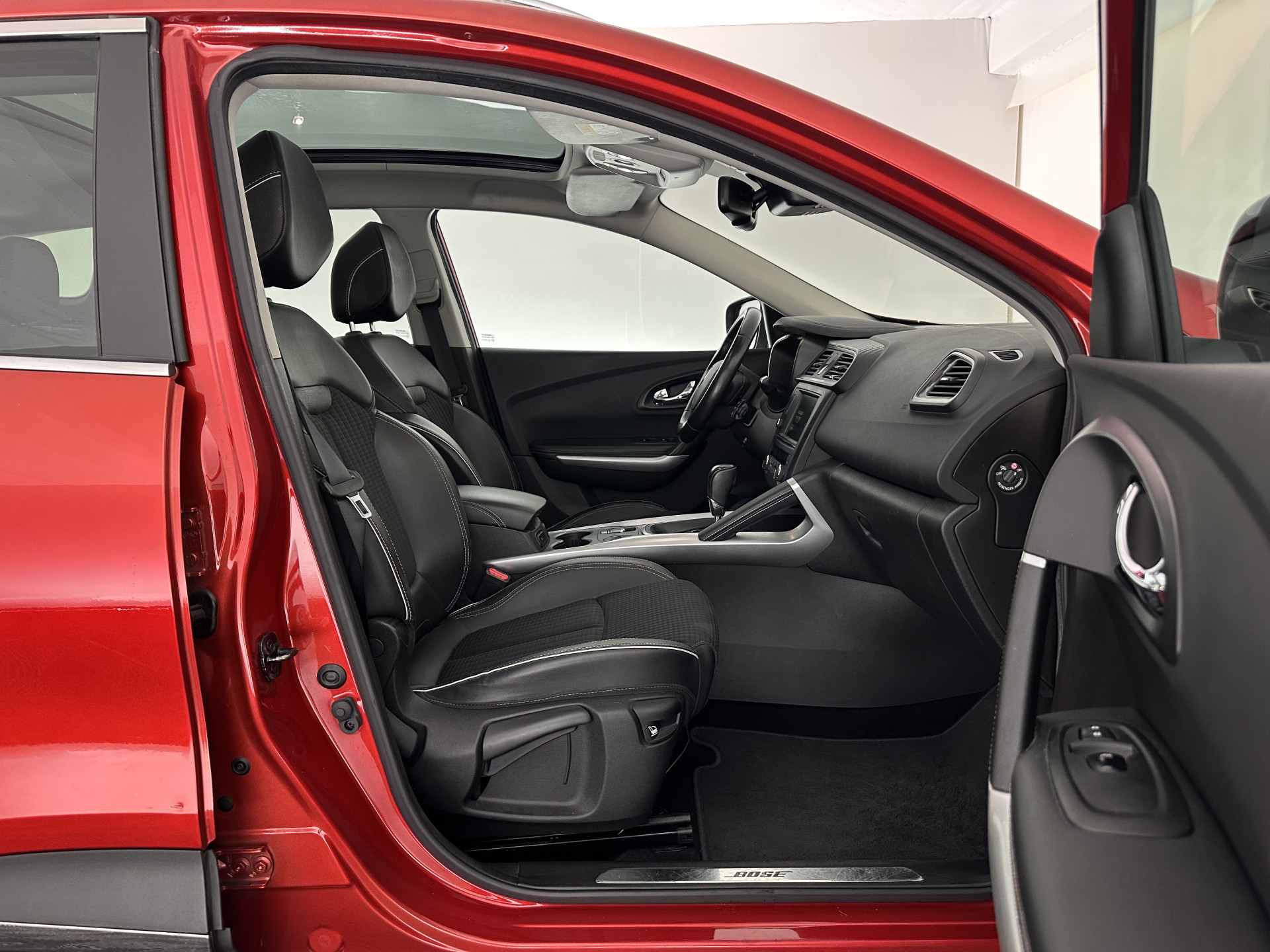 Renault Kadjar 1.5 dCi Bose Aut. *PANO | LEATHER-FABRIC | FULL-LED | BOSE-SOUND | BLINDSPOT | HEATED-COMFORTSEATS | KEYLESS | CAMERA | NAVI-FULLMAP | ECC | PDC | CRUISE | DAB | PRIVACY-GLASS | 19''ALU | TOWBAR*