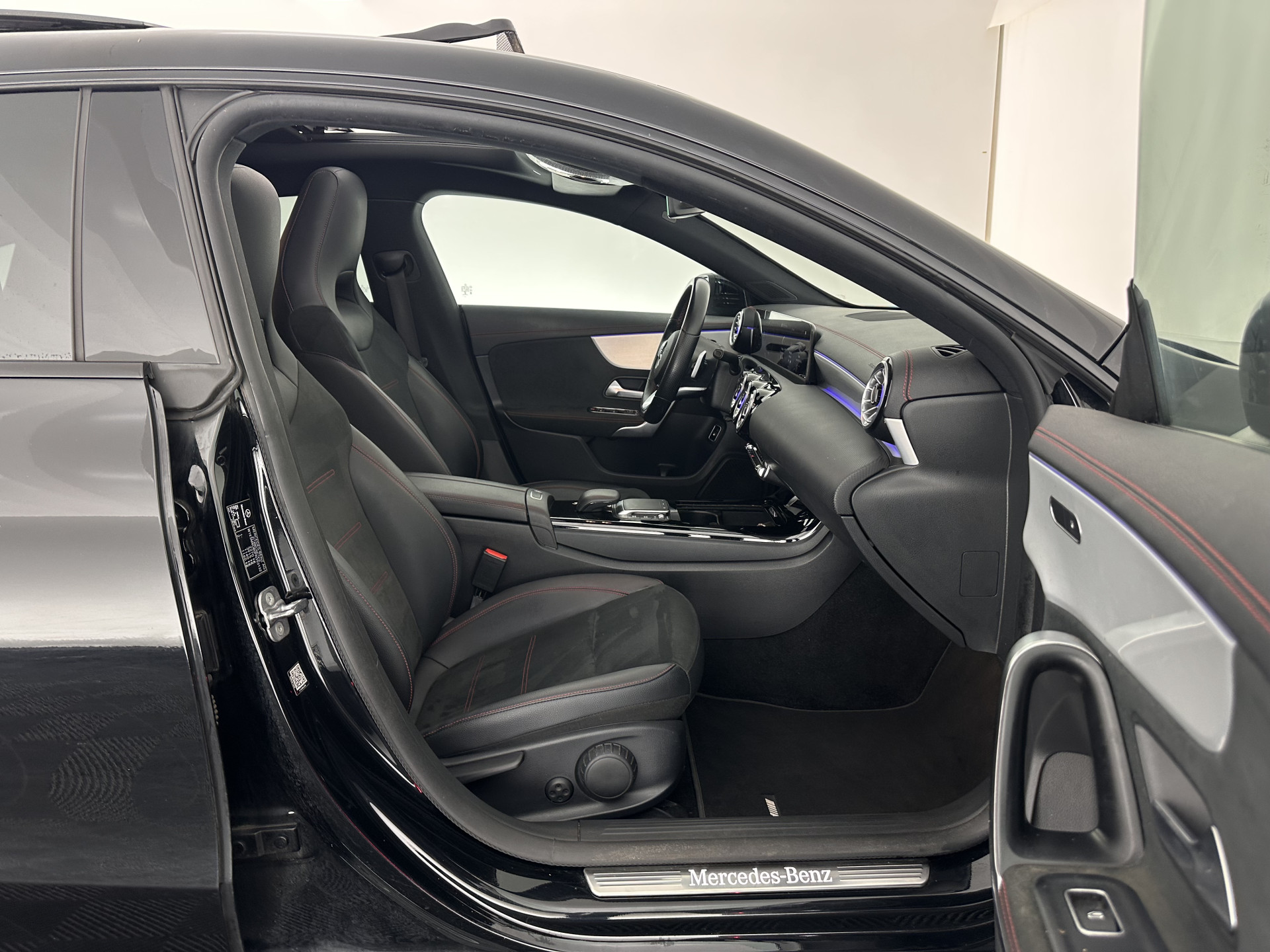 Mercedes-Benz CLA-klasse Shooting Brake 250 e AMG Line ( Plug-in ) (INCL.BTW) *PANO | LEATHER-MICROFIBRE | MULTIBEAM-LED | AMBIENT-LIGT | BLIND-SPOT | HEATED-SPORTSEATS | WIDE-SCREEN-DIGICOCKPIT | DAB+ | NAVI-FULLMAP | CAMERA | PRIVACY-GLASS | TOWBAR | 19