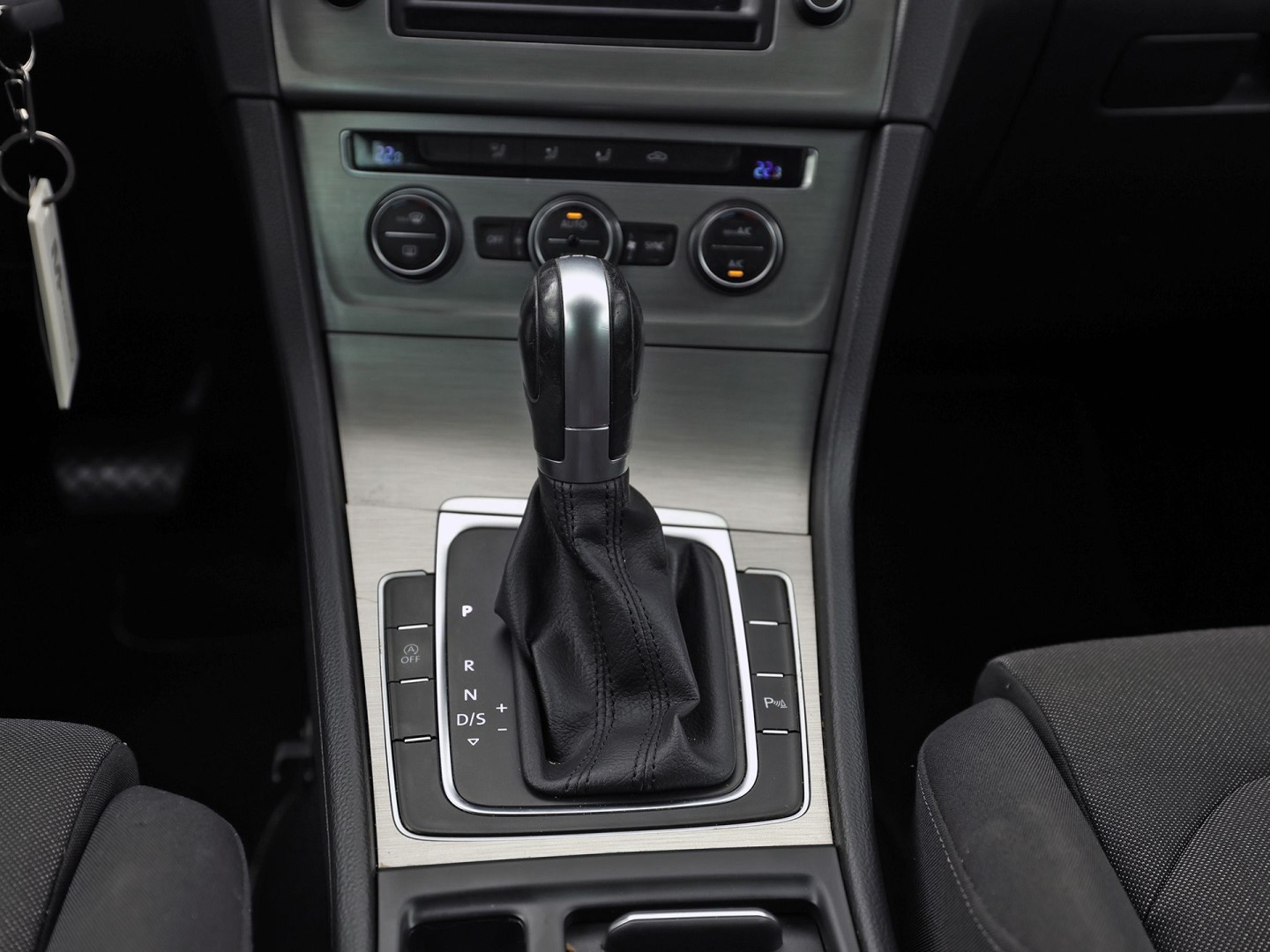 Volkswagen Golf 1.0 TSI Sportline Automaat (APPLE CARPLAY, NAVIGATIE, CAMERA, CLIMATE, SPORTSTOELEN, GETINT GLAS, LM VELGEN, CRUISE, NIEUWSTAAT)