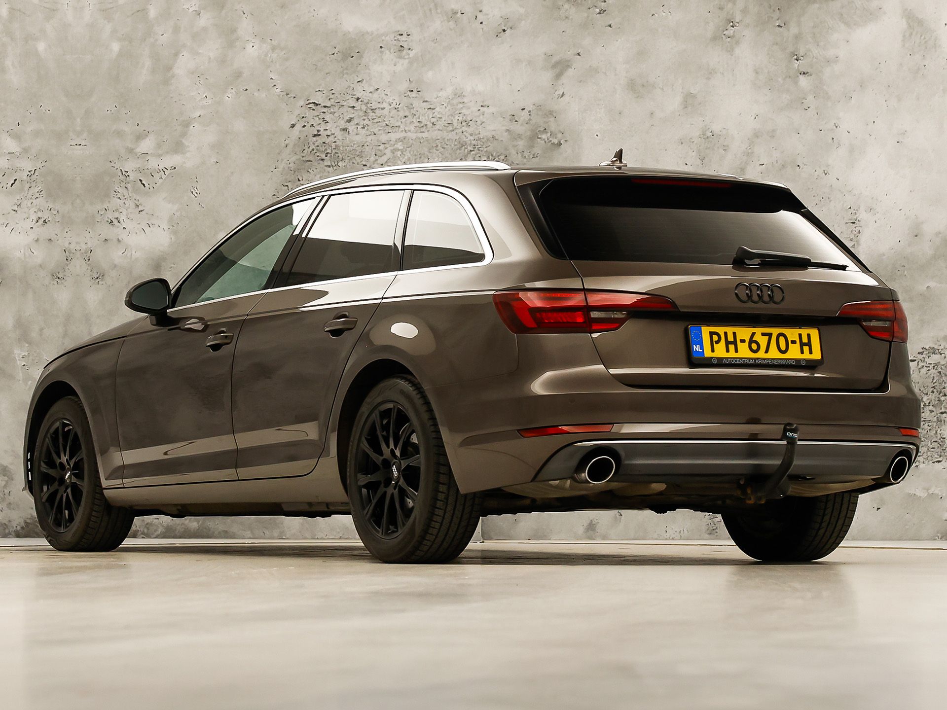 Audi A4 Avant 2.0 TFSI S-Line Sport 190Pk Automaat (NAVIGATIE, SFEERVERLICHTING, PLAT S-LINE SPORTSTUUR, GETINT GLAS, SPORTSTOELEN, CAMERA, TREKHAAK, NIEUWE APK, NIEUWSTAAT)