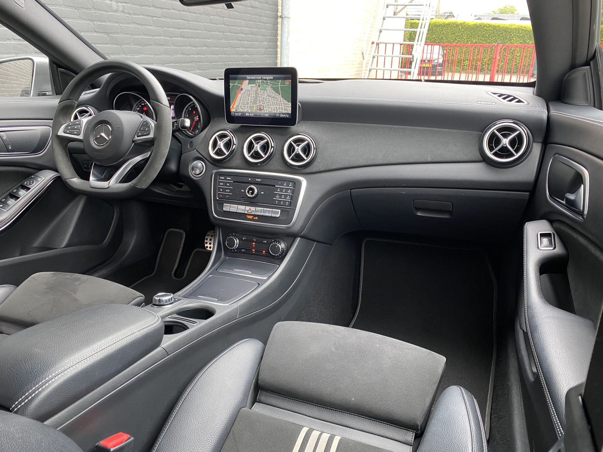 Mercedes-Benz CLA-klasse Shooting Brake 180 AMG Edition AUT. | 1e eigenaar | dealer onderh. | navigatie | a. carplay | alcantara interieur