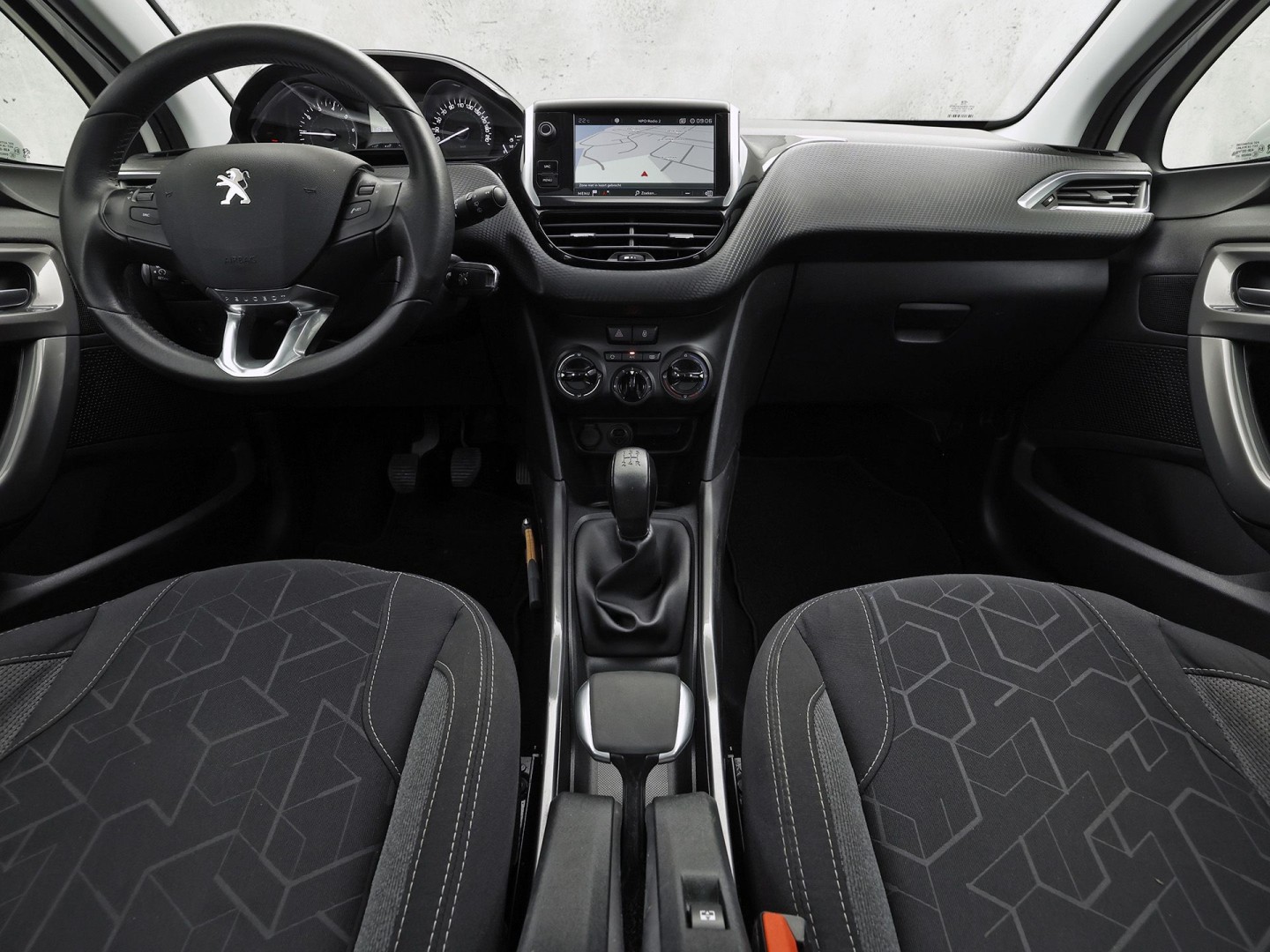Peugeot 2008 1.2 PureTech Sport (PANORAMADAK, APPLE CARPLAY, NAVIGATIE, LM VELGEN, SPORTSTOELEN, PARKEERSENSOREN, CRUISE, NIEUWSTAAT)