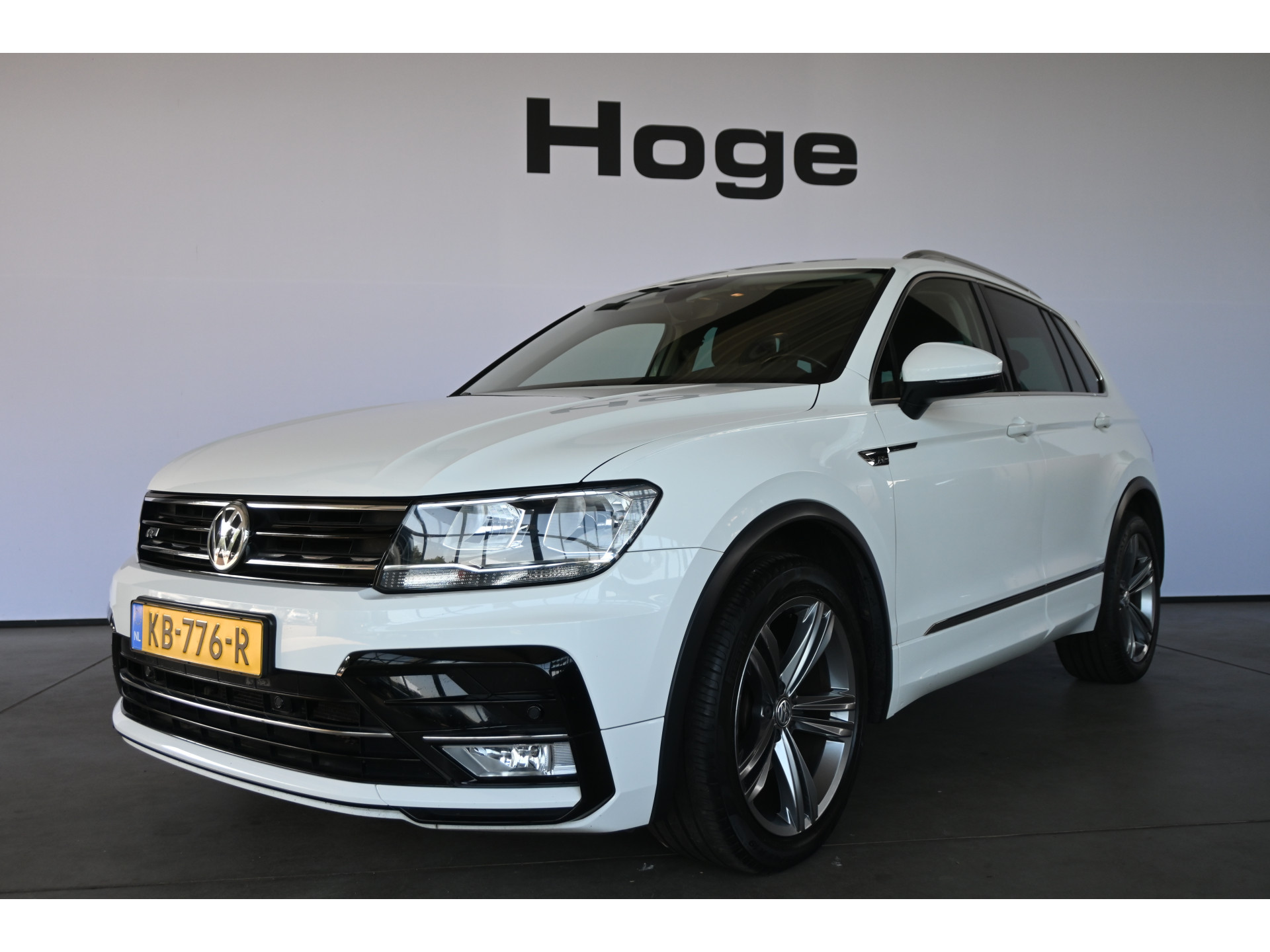Volkswagen Tiguan 1.4 TSI Highline R-Line Clima Navigatie Carplay 1e Eigenaar Trekhaak Rijklaarprijs! Inruil Mogelijk!