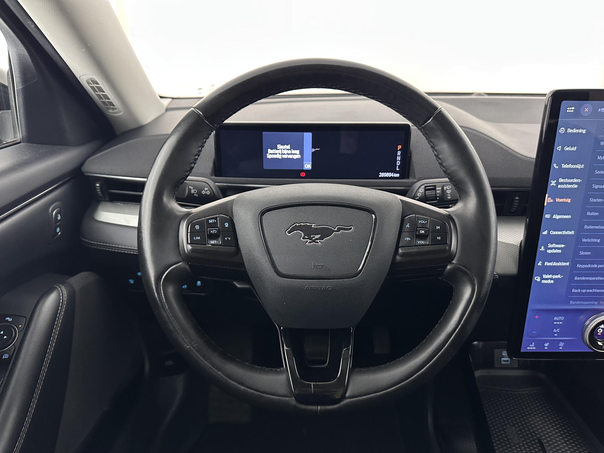 Ford Mustang Mach-E RWD 75 kWh [ 3-Fase-11kW] {SOH-89%} (INCL-BTW) *LEATHER | FULL-LED | DAB | DIGI-COCKPIT | KEYLESS | NAVI-FULLMAP | CARPLAY | HEATED-COMFORTSEATS | TOPVIEW | ADAPTIVE-CRUISE | PRIVACYGLASS | 18'' ALU*