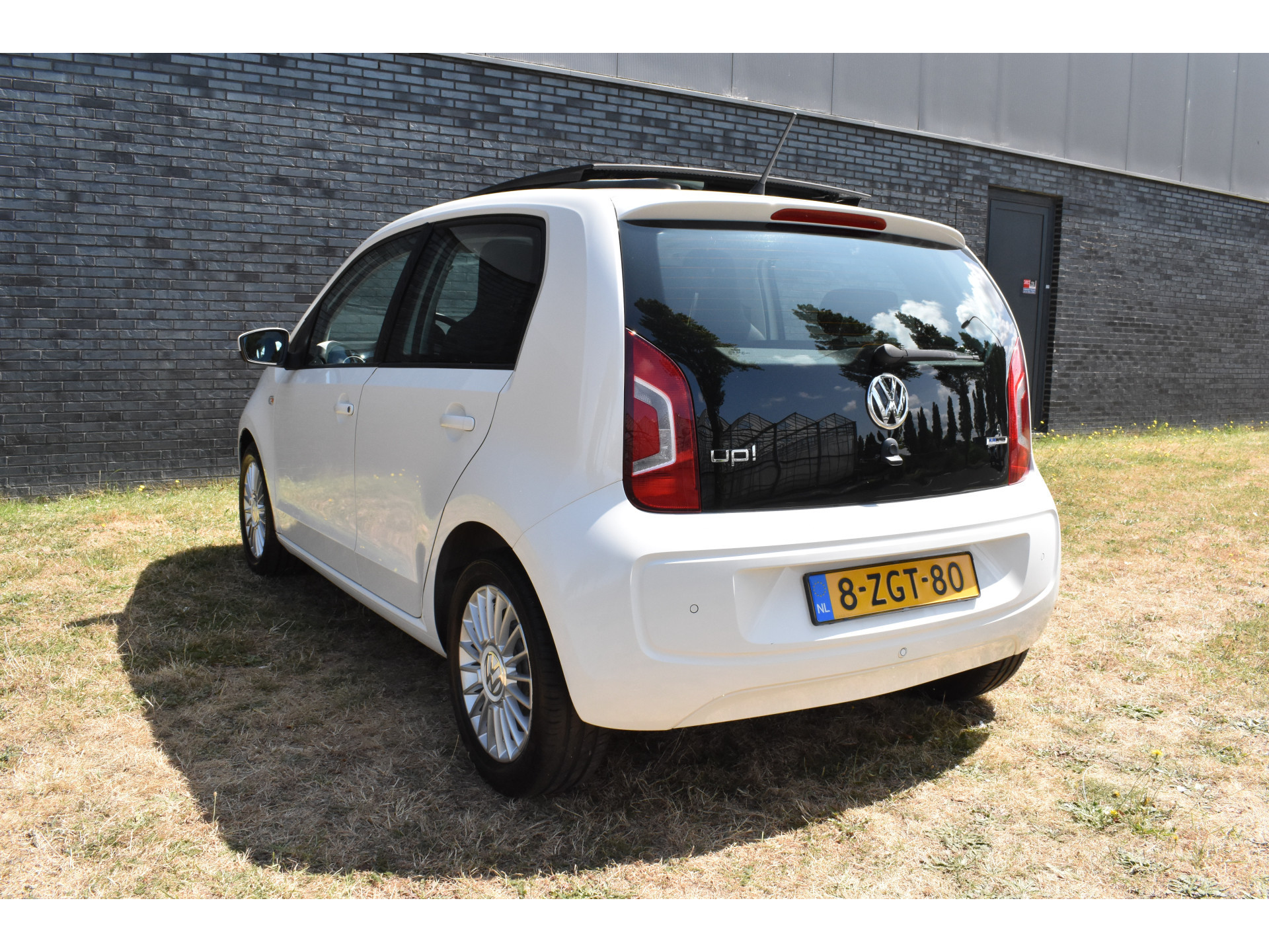 Volkswagen Up! 1.0 high up! BlueMotion Panodak Navigatie Pdc Lage km-stand