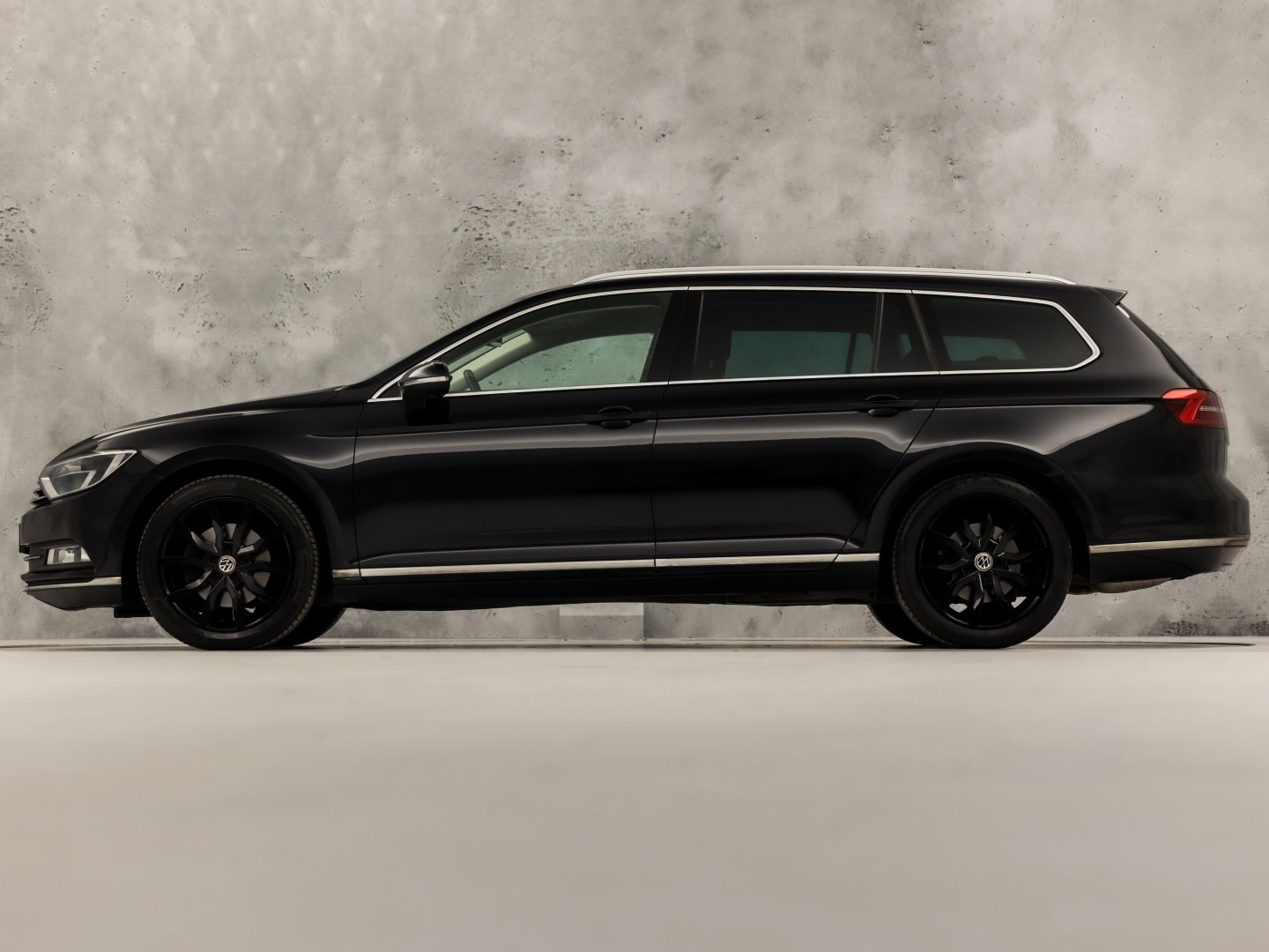 Volkswagen Passat Variant 1.4 TSI ACT Highline R 150Pk Automaat (VIRTUAL COCKPIT, APPLE CARPLAY, BLACK PACK, CAMERA, STOELVERWARMING, LEDER/ALCANTARA, GETINT GLAS, KEYLESS, ADAPTIVE CRUISE, NIEUWSTAAT)