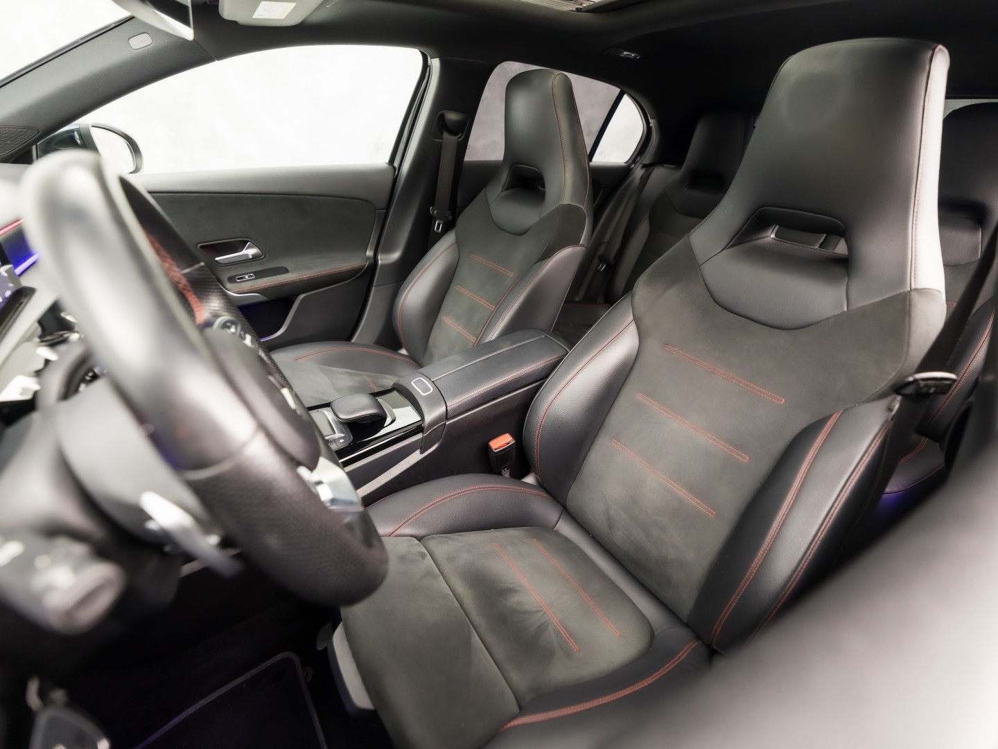 Mercedes-Benz A-Klasse 250 e AMG Sport 218Pk Automaat (PANORAMADAK, GROOT NAVI, SFEERVERLICHTING, CAMERA, GETINT GLAS, SPORTSTOELEN, LEDER/ALCANTARA, STOELVERWARMING, NIEUWSTAAT)