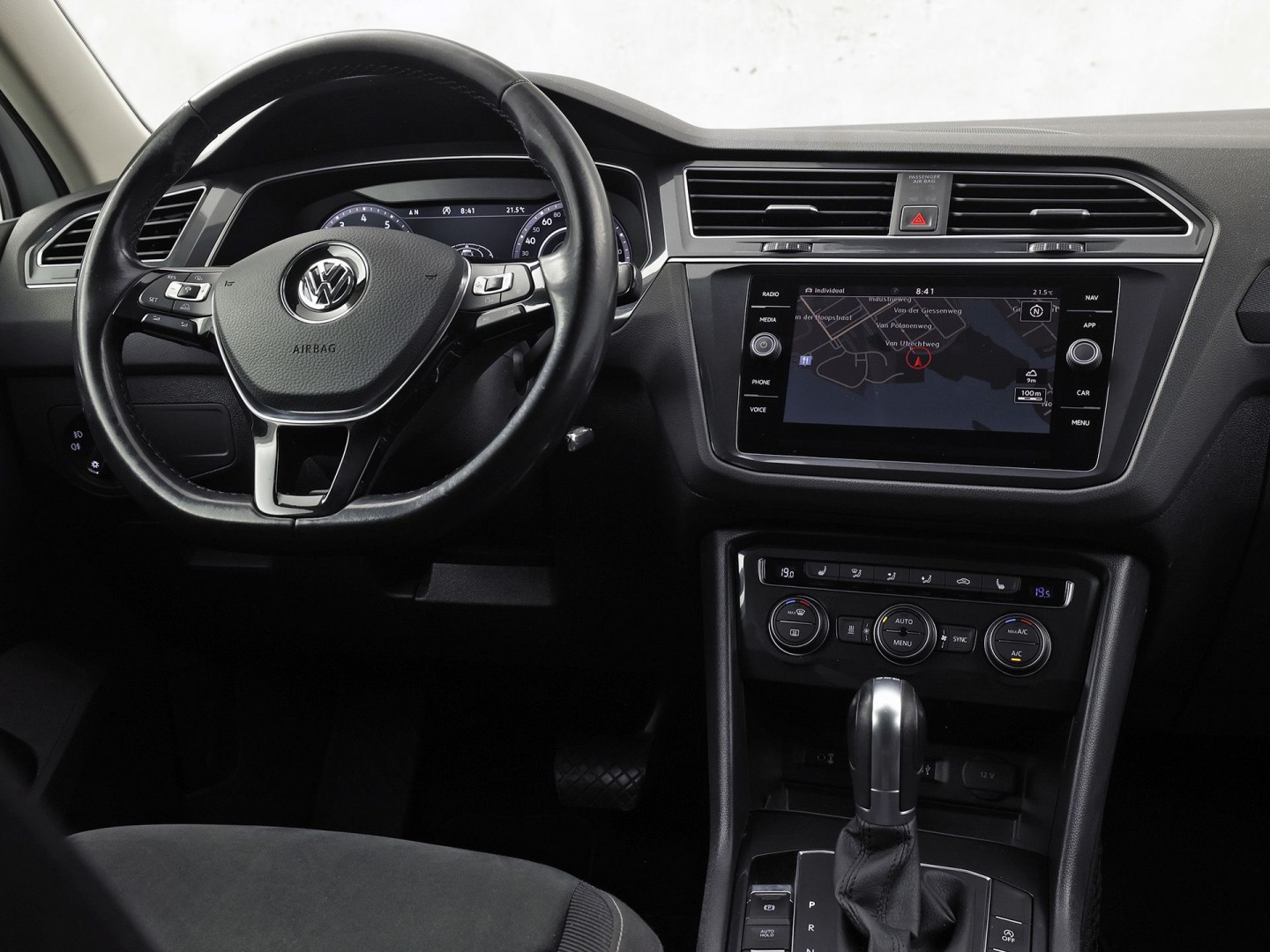 Volkswagen Tiguan 1.4 TSI 4Motion R-Line Sport 150Pk Automaat (VIRTUAL COCKPIT, APPLE CARPLAY, MODE KNOP, GROOT NAVI, ALCANTARA, STOELVERWARMING, SPORTSTOELEN, GETINT GLAS, ADAPTIVE CRUISE, NIEUWSTAAT)