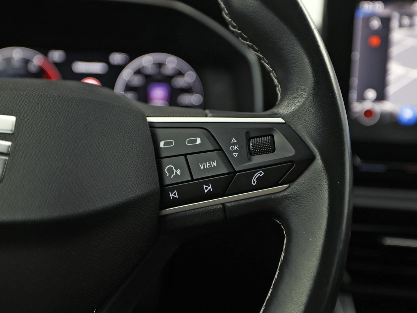 SEAT Leon 1.5 TSI Sport (4 CILINDER, VIRTUAL COCKPIT, APPLE CARPLAY, GROOT NAVI, CAMERA, SPORTSTOELEN, GETINT GLAS, ADAPTIVE CRUISE, NIEUWSTAAT)