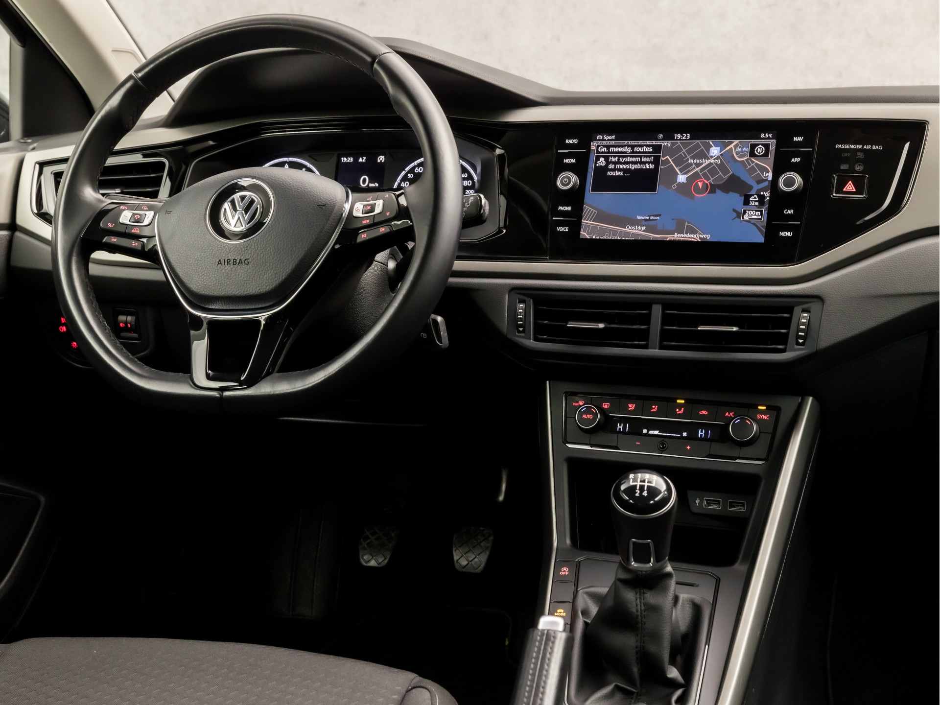Volkswagen Polo 1.0 TSI Sportline (APPLE CARPLAY, GROOT NAVI, CLIMATE, CAMERA, SPORTSTOELEN, LM VELGEN, ADAPTIVE CRUISE, MODE KNOP, PARKEER ASSISTENT, PARKEERSENSOREN, NIEUWSTAAT)
