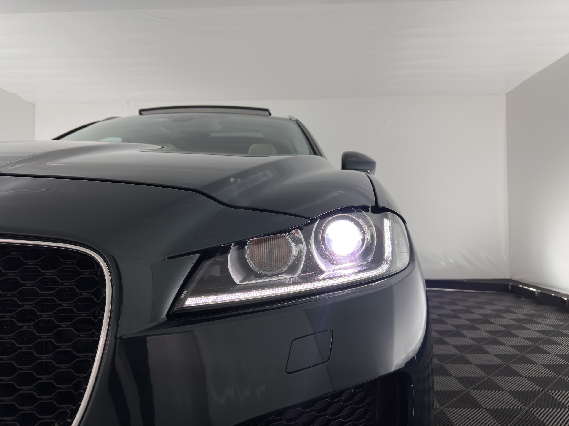 Jaguar F-PACE 2.0 Portfolio AWD 20d Aut. *PANO | DIGI-COCKPIT | XENON | LEATHER | KEYLESS | MERIDIAN-SOUND | NAVI-FULLMAP | ECC | PDC | CRUISE | 19''ALU*