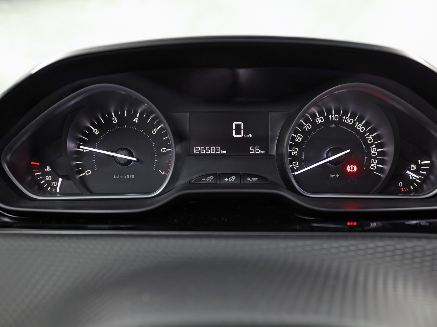 Peugeot 2008 1.2 PureTech Sport (SCHERM, CRUISE, SPORTSTOELEN, NIEUWE APK, NIEUWSTAAT)