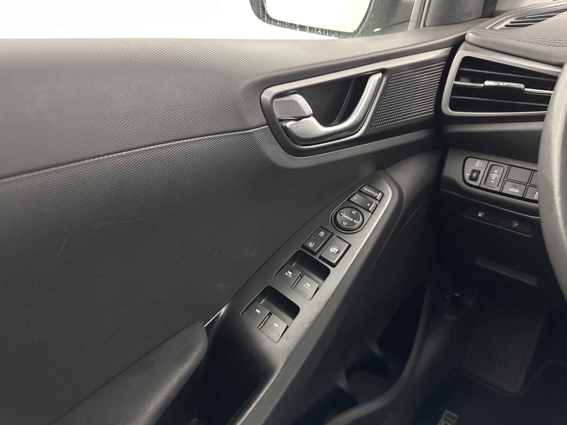 Hyundai IONIQ Comfort EV 38 kWh {SOH-100%} (INCL-BTW) *FULL-LED | ADAPTIVE-CRUISE | CAMERA | KEYLESS | DAB+ | NAVI-FULLMAP | HEATED-COMFORTSEATS | PRIVACYGLASS | ECC | AMBIENTLIGHT | DIGI-COCKPIT | SHIFTPADDLES | LANE-ASSIST | PDC | .