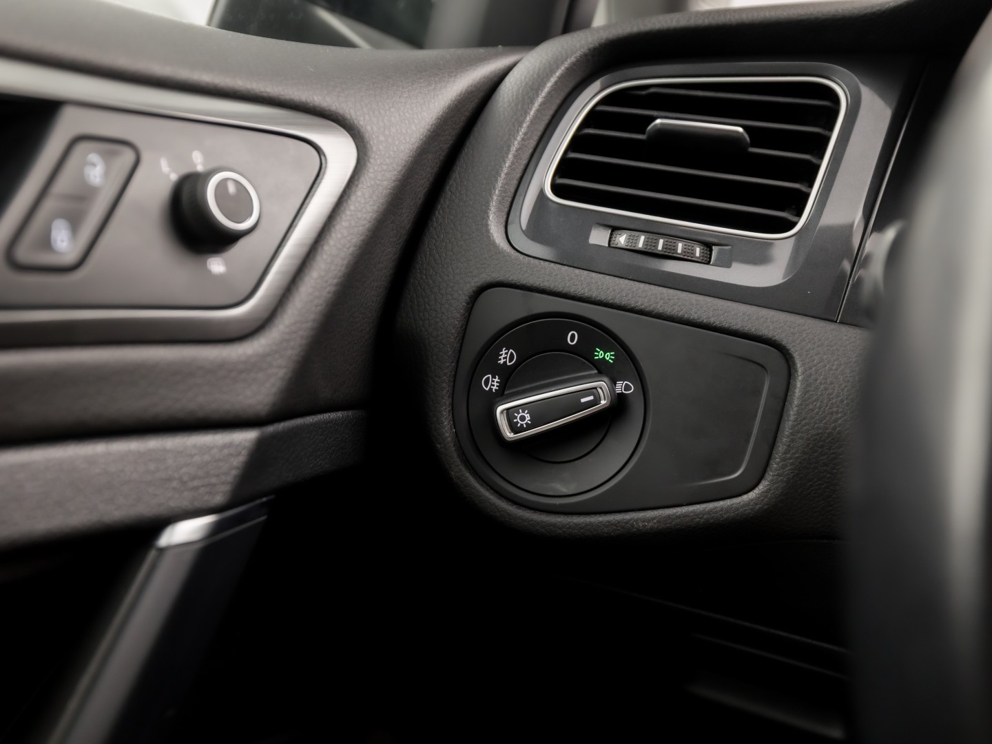 Volkswagen Golf 1.0 TSI Sportline (APPLE CARPLAY, GROOT NAVI, ALCANTARA, DYNAMISCHE KNIPPERLICHTEN, SPORTSTOELEN, STOELVERWARMING, ADAPTIVE CRUISE, PARKEERSENSOREN, NIEUWSTAAT)