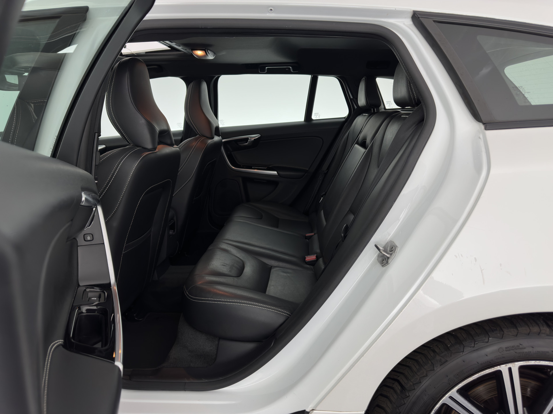 Volvo V60 2.4 D5 Twin Engine Special Edition Aut. *PANO | LEATHER | BI-XENON | BLINDSPOT | MEMORY-PACK | NAVI-FULLMAP | HEATED-SPORTSEATS | CAMERA | PERFORMANCE-AUDIO | TOWBAR | 18''ALU*