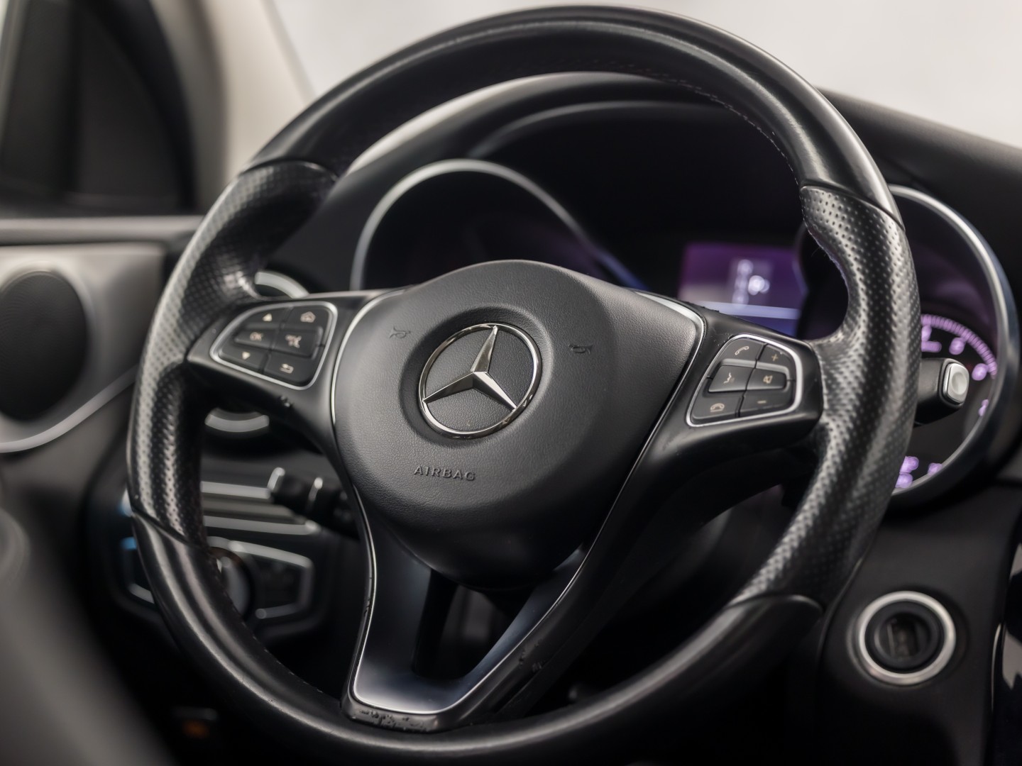 Mercedes-Benz C-Klasse 180 Sport 156Pk Automaat (NAVIGATIE, LEDER, SFEERVERLICHTING, GETINT GLAS, STOELVERWARMING, SPORTSTOELEN, CRUISE, NIEUWE APK, NIEUWSTAAT)