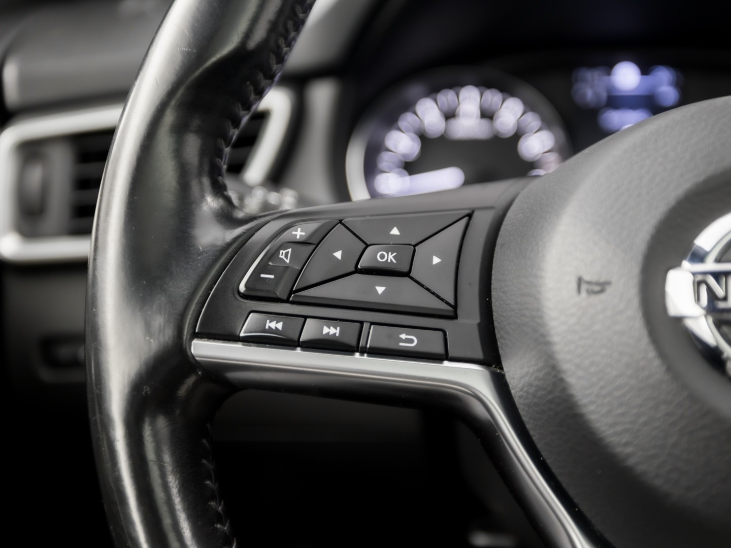 Nissan Qashqai 1.2 Tekna + Sport pack (PANORAMADAK, NAVIGATIE, MEMORY SEAT, NAPPA LEDER, ZWART HEMEL, 360 CAMERA, STOELVERWARMING, GETINT GLAS, TREKHAAK, NIEUWE APK, NIEUWSTAAT)