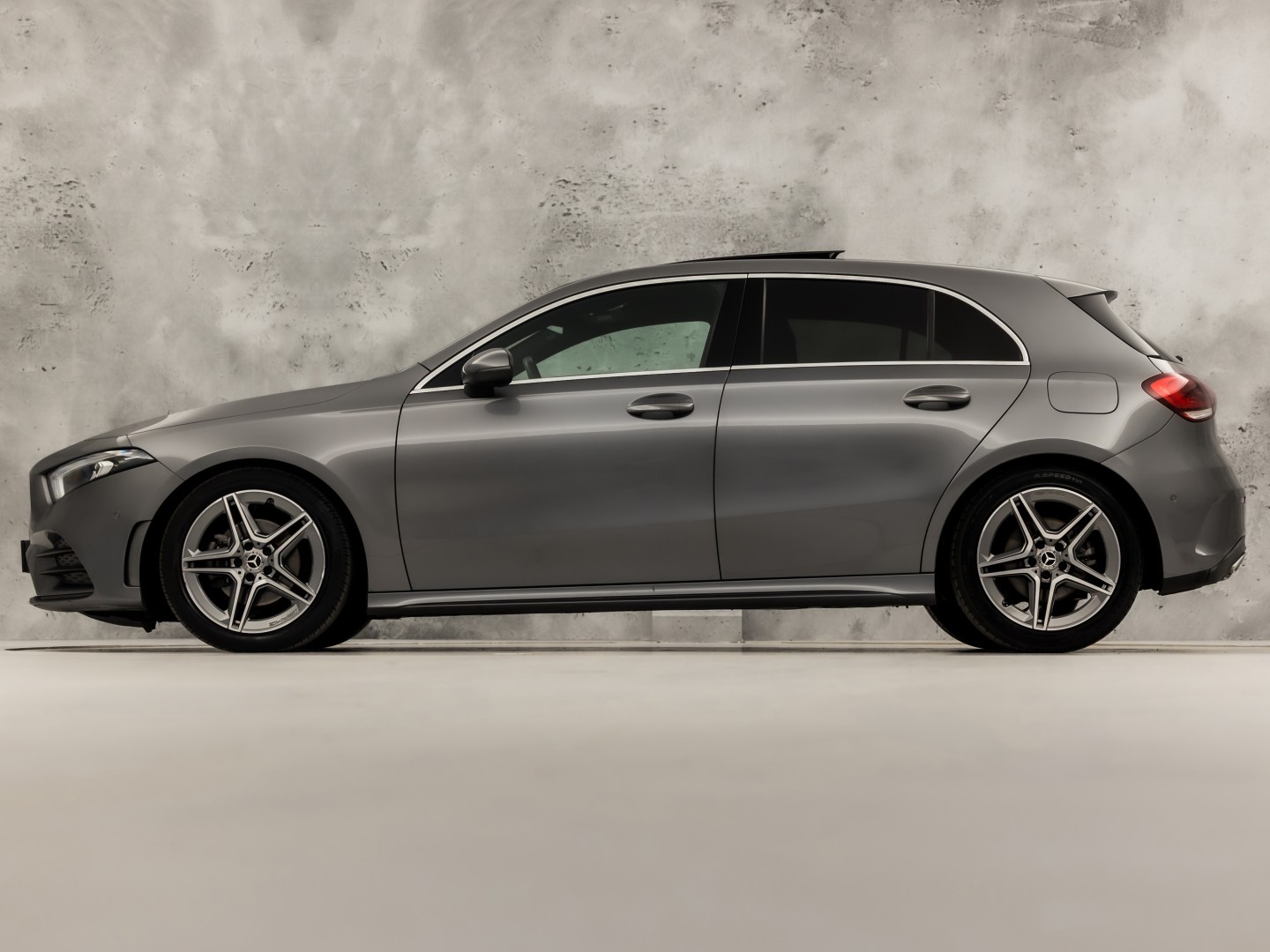 Mercedes-Benz A-Klasse 200 AMG Sport 163Pk Automaat (PANORAMADAK, GROOT NAVI, SFEERVERLICHTING, CAMERA, STOELVERWARMING, SPORTSTOELEN, GETINT GLAS, LEDER/ALCANTARA, NIEUWSTAAT)