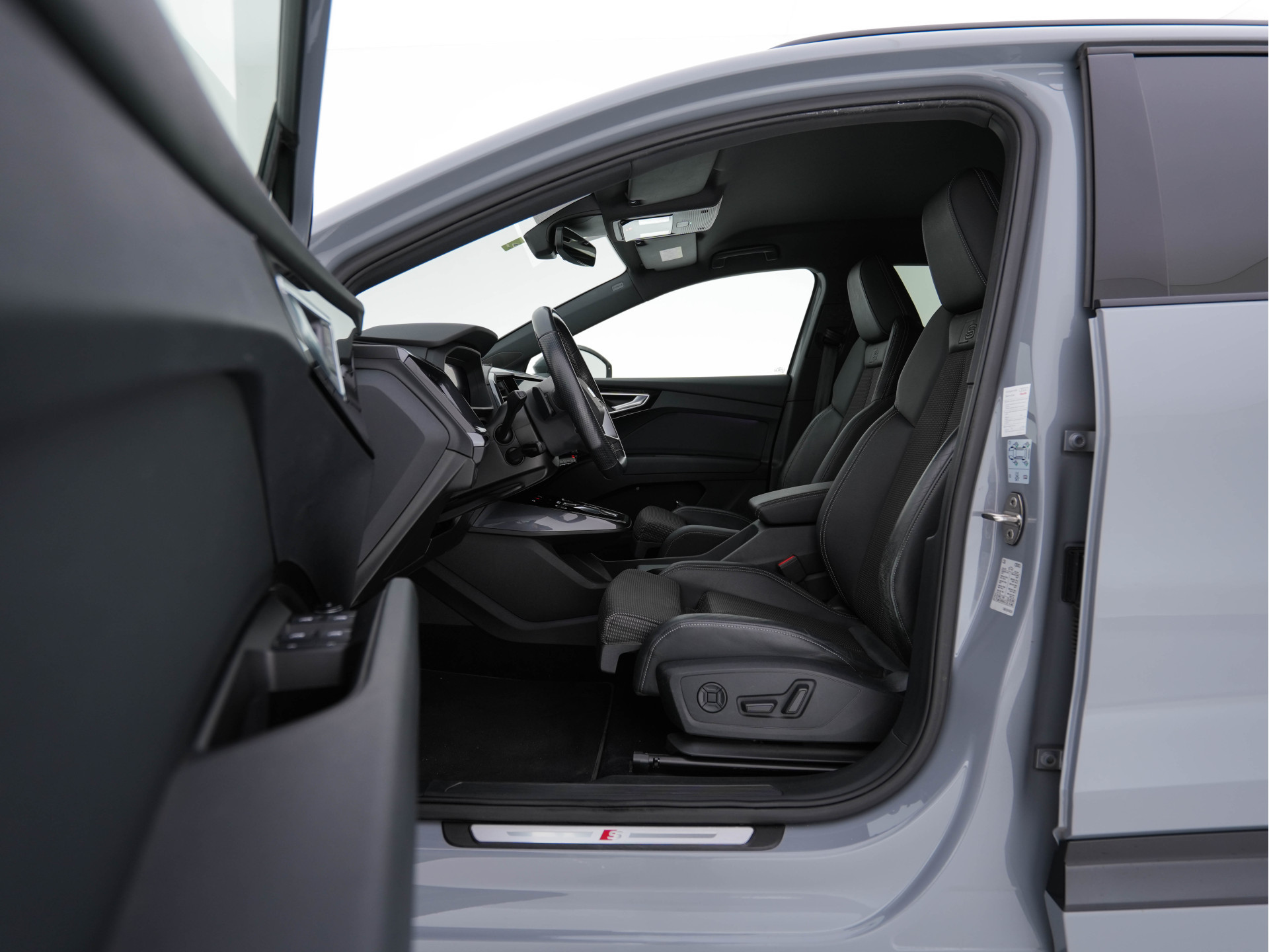 Audi Q4 e-tron 40 S-line Launch edition Competition 77 kWh [ 3-Fase-11kW ] {SOH-93%} (INCL-BTW) *HEATPUMP | LEATHER-FABRIC | SONOS-AUDIO | MATRIX-LED | ADAPTIVE-CRUISE | HEATED-SPORTSEATS | AMBIENTLIGHT | DIGI-COCKPIT | CAMERA | KEYLESS | DAB+ | NAVI-FULL