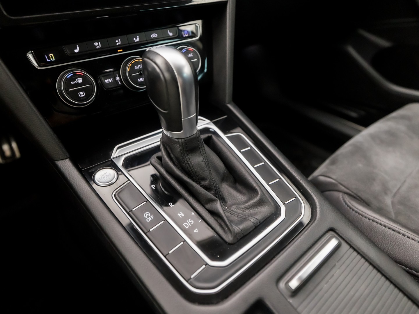 Volkswagen Passat Variant 1.5 TSI Highline Sportline 150Pk Automaat (VIRTUAL COCKPIT, APPLE CARPLAY, GROOT NAVI, CAMERA, LEDER/ALCANTARA, GETINT GLAS, KEYLESS, NIEUWSTAAT)
