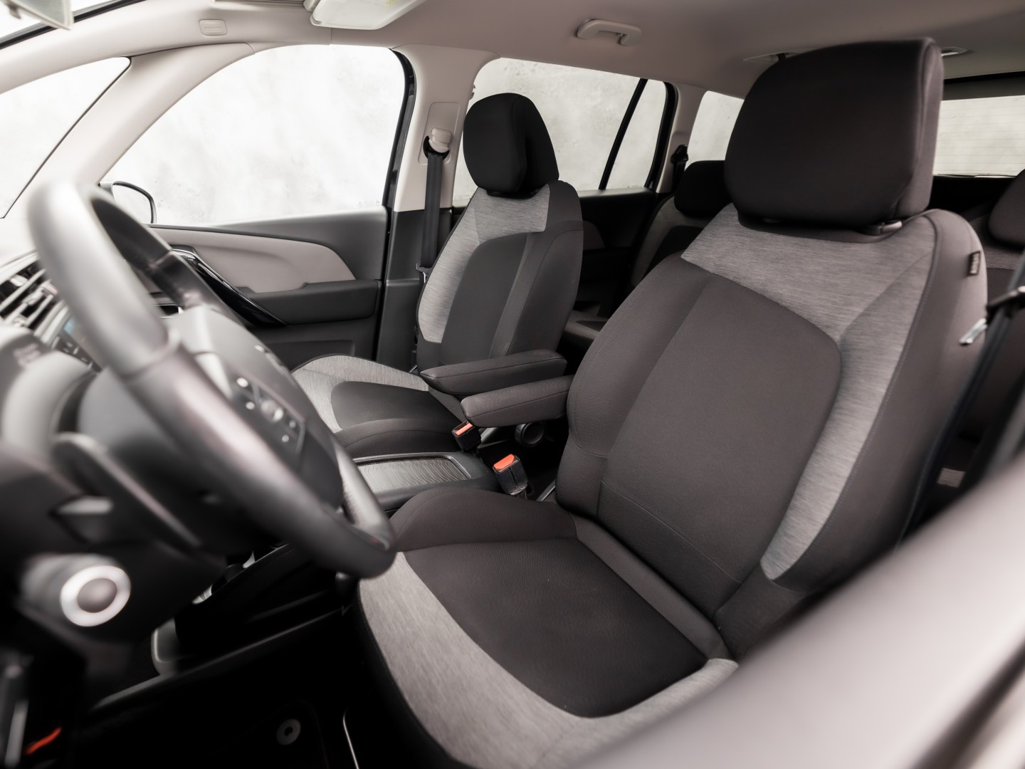 Citroën Grand C4 Spacetourer 1.2 PureTech Sport 7 Persoons Automaat 131Pk (APPLE CARPLAY, DB-RIEM VERVANGEN, GROOT NAVI, CAMERA, GETINT GLAS, TREKHAAK, NIEUWE APK, NIEUWSTAAT)