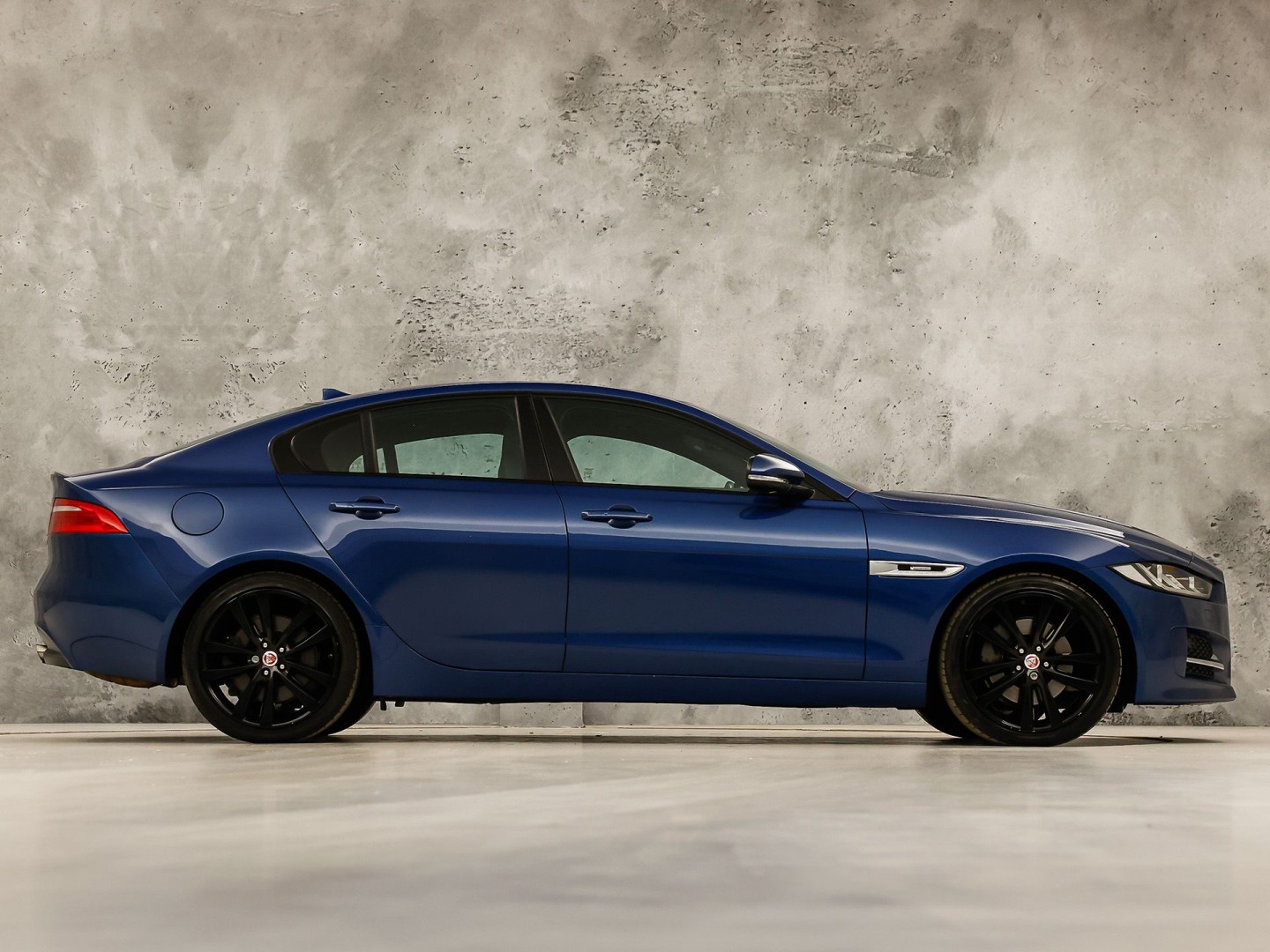 Jaguar XE 2.0 Portfolio 241Pk Automaat (NAVIGATIE, MERIDIAN AUDIO, LEDER, ELEK SPORTSTOELEN, LANE ASSIST, STUURWIEL VERWARMD, ZWART HEMEL, NIEUWSTAAT)