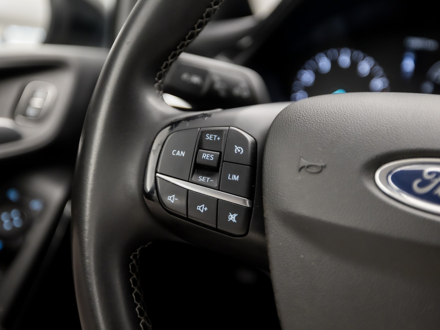 Ford Fiesta 1.0 EcoBoost Hybrid Titanium Sport (APPLE CARPLAY, GROOT NAVI, CLIMATE, GETINT GLAS, PARKEERSENSOREN, SPORTSTOELEN, LM VELGEN, CRUISE, NIEUWSTAAT)