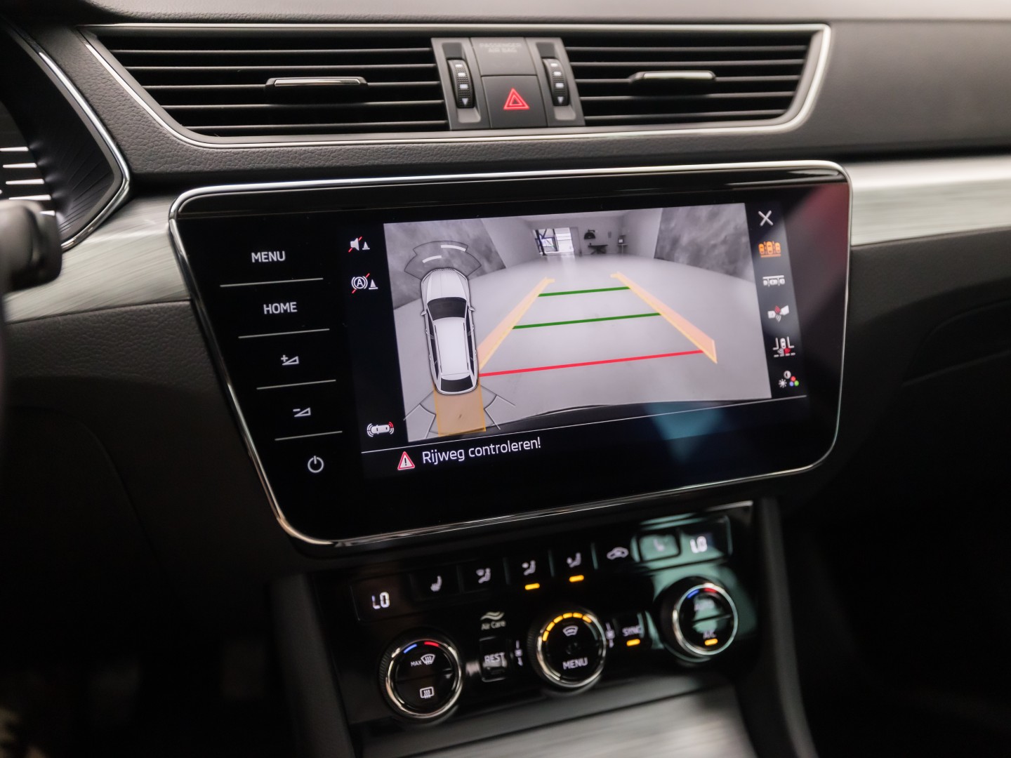 Škoda Superb Combi 1.4 TSI iV Sport 218Pk Automaat (VIRTUAL COCKPIT, APPLE CARPLAY, GROOT NAVI, MEMORY SEAT, LEDER/ALCANTARA, CAMERA, STOELVERWARMING, ADAPTIVE CRUISE, ELEK ACHTERKLEP, NIEUWSTAAT)