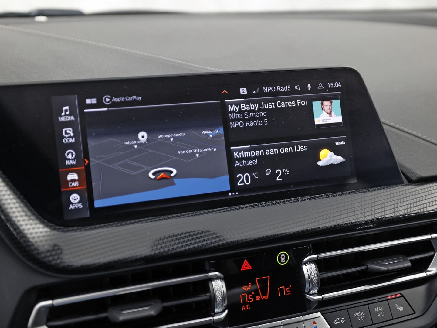 BMW 1 Serie 118i Sport Automaat (APPLE CARPLAY, DEALER ONDERHOUDEN, GROOT NAVI, CAMERA, STUUR/STOELVERWARMING, SPORTSTOELEN, TREKHAAK, GETINT GLAS, ELEK ACHTERKLEP, NIEUWSTAAT)