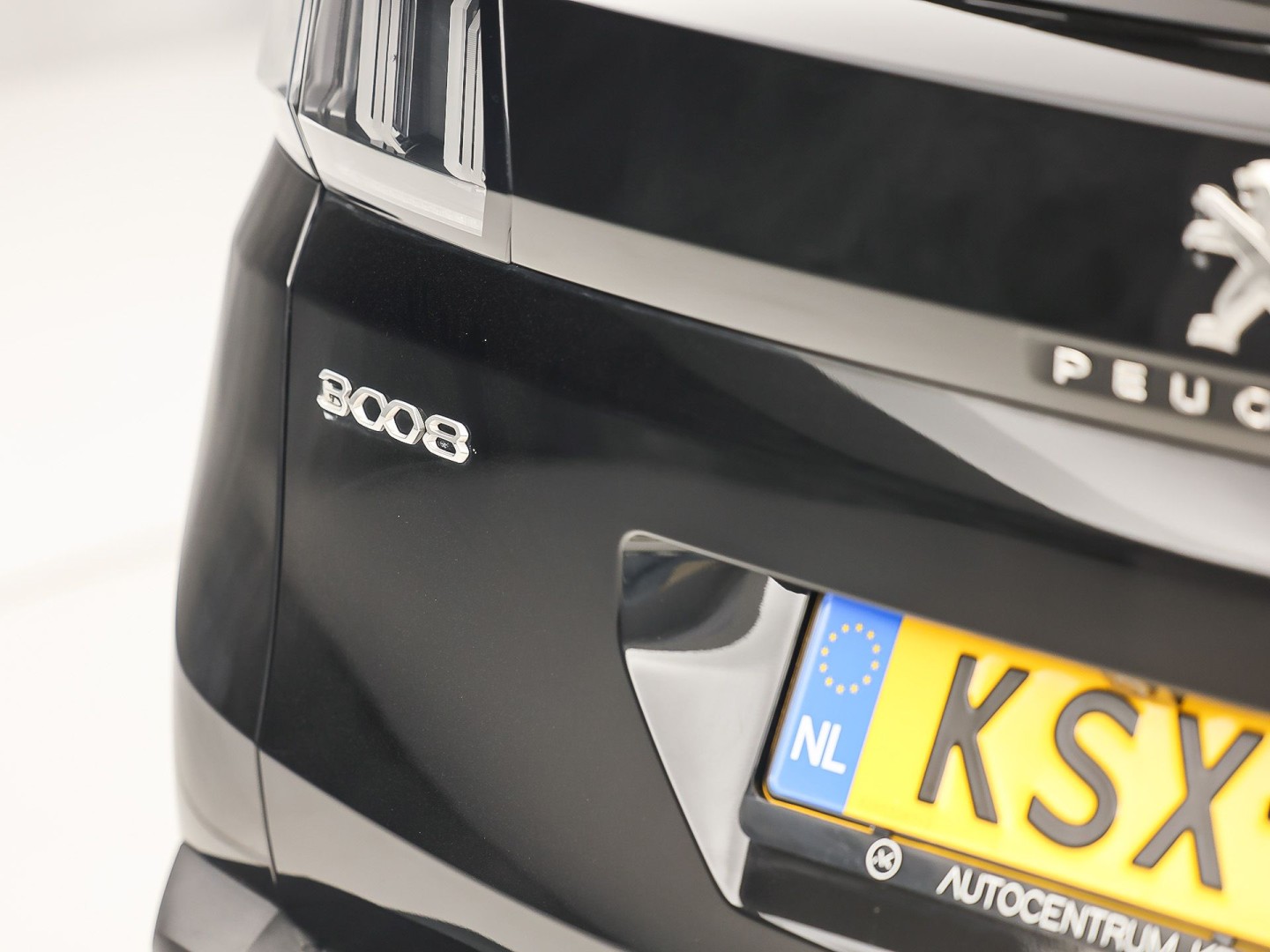 Peugeot 3008 1.6 HYbrid 225 Allure Sport 225Pk Automaat (APPLE CARPLAY, GROOT NAVI, 360 CAMERA, KEYLESS, SPORTSTOELEN, LEDER, GETINT GLAS, ZWART HEMEL, NIEUWSTAAT)