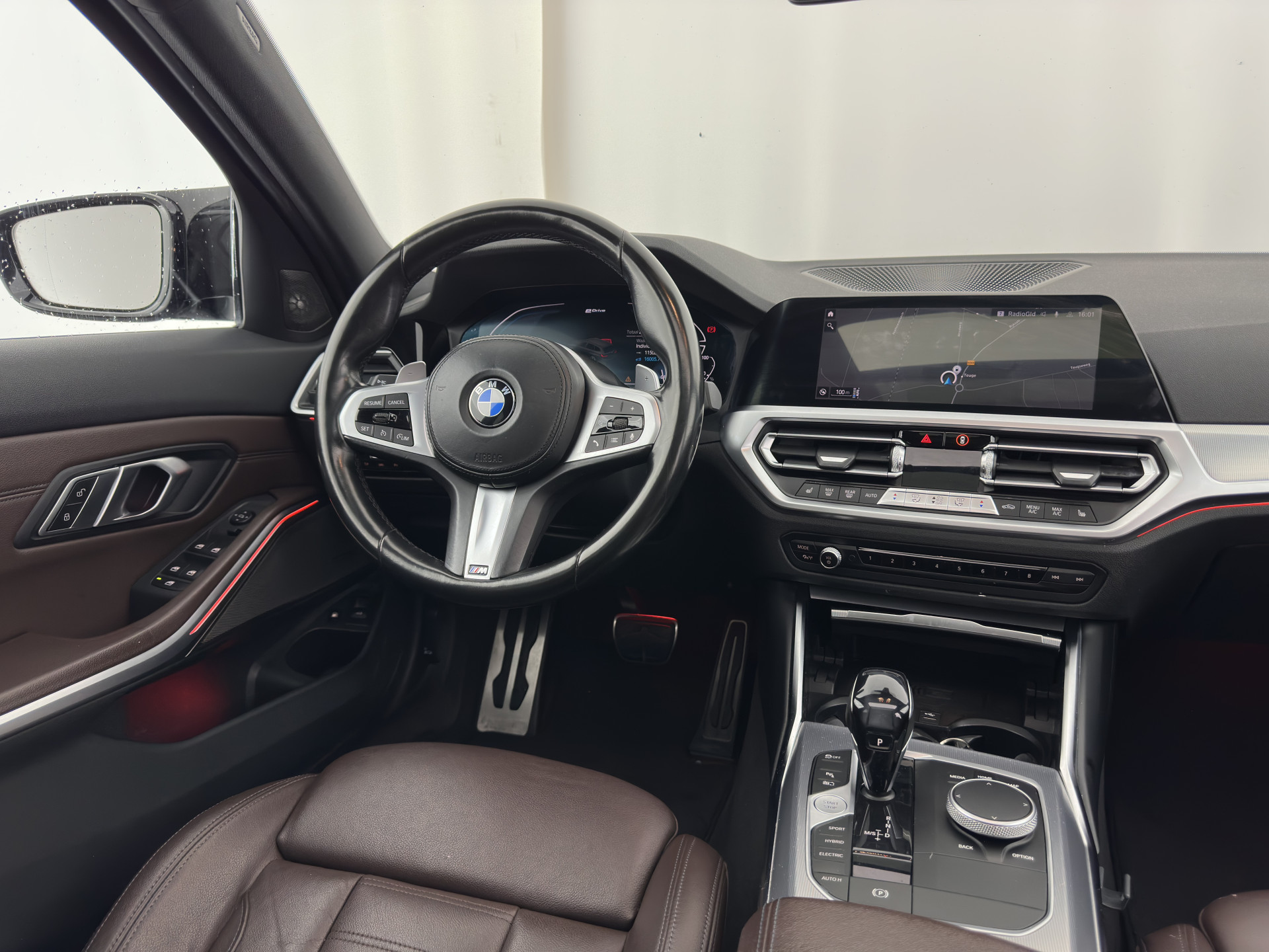 BMW 3-serie Touring 320e M-Sportpack Business Edition Plus (Plug-In) (INCL-BTW) *PANO | LASER-LED | LEATHER | HEATED-SPORTSEATS | HARMAN/KARDON | VIRTUAL-COCKPIT | AMBIENT-LIGHT | NAVI-FULLMAP | DAB+ | 18''ALU*