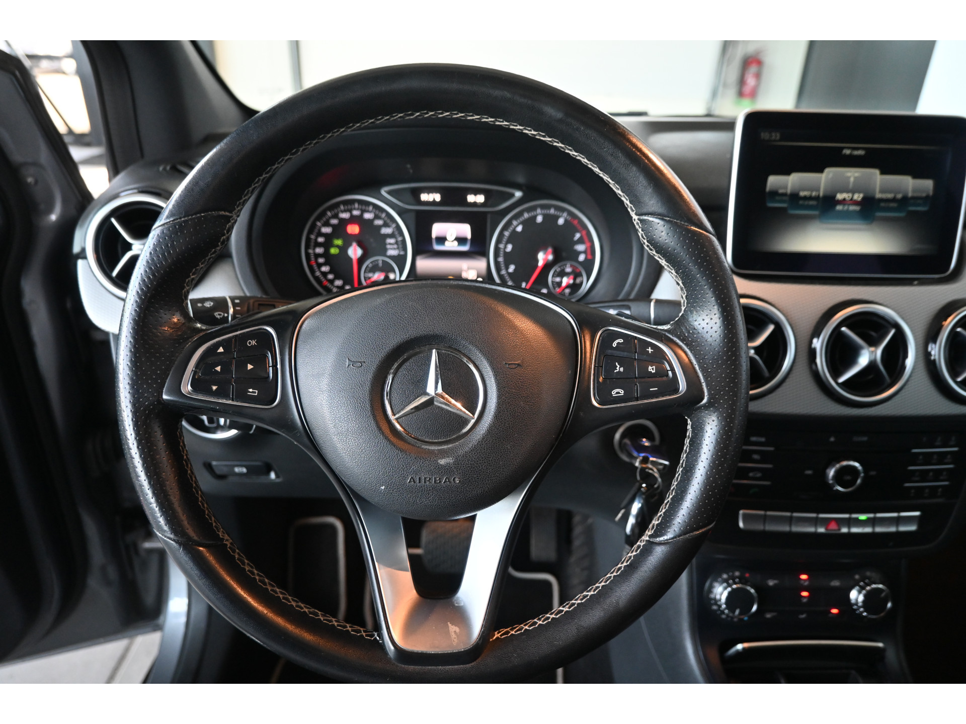Mercedes-Benz B-klasse 180 Ambition Automaat Cruise Airco Navigatie Trekhaak Panoramdak 1e Eigenaar Inruil Mogelijk!