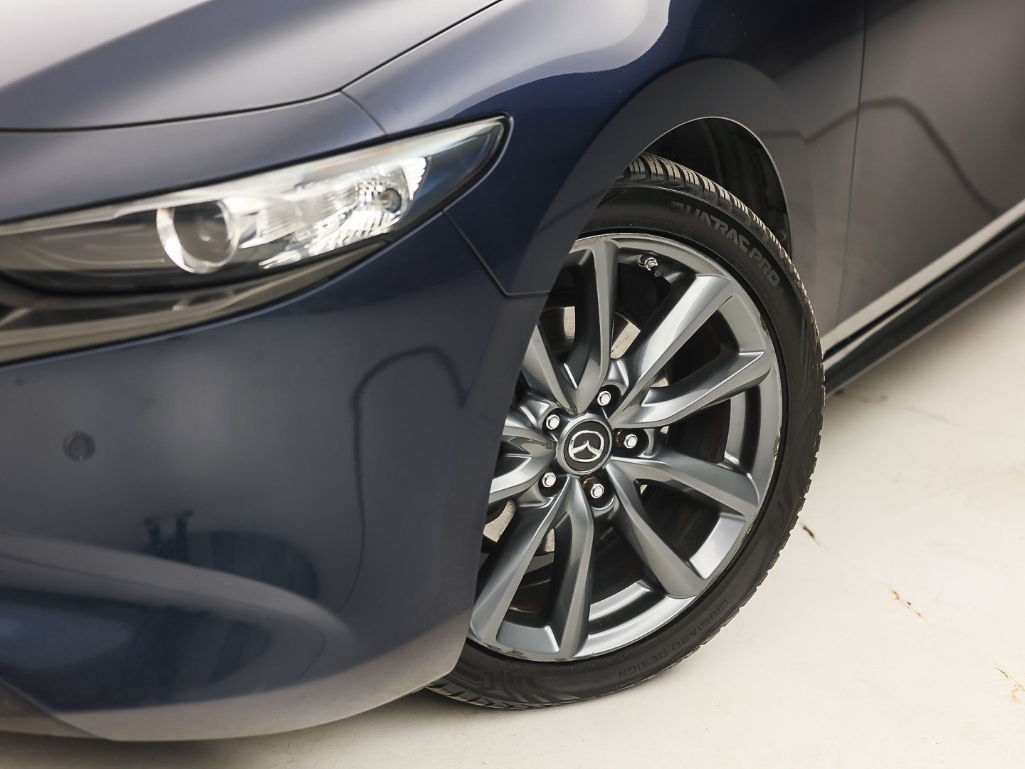 Mazda 3 2.0 e-SkyActiv-G M Hybrid 122 Automaat (GROOT NAVI, CLIMATE, STUUR/STOELVERWARMING, BOSE AUDIO, CAMERA, SPORTSTOELEN, ADAPTIVE CRUISE, HEAD-UP DISPLAY, NIEUWSTAAT)