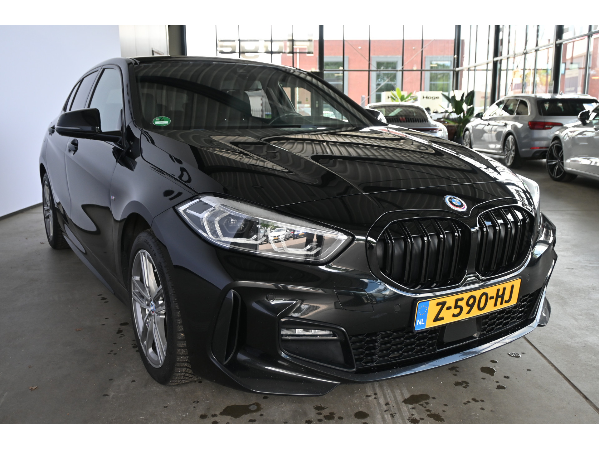 BMW 1-serie 118i High Executive Aut M Sport Navigatie Carplay Dealer Onderhouden! Inruil Mogelijk!