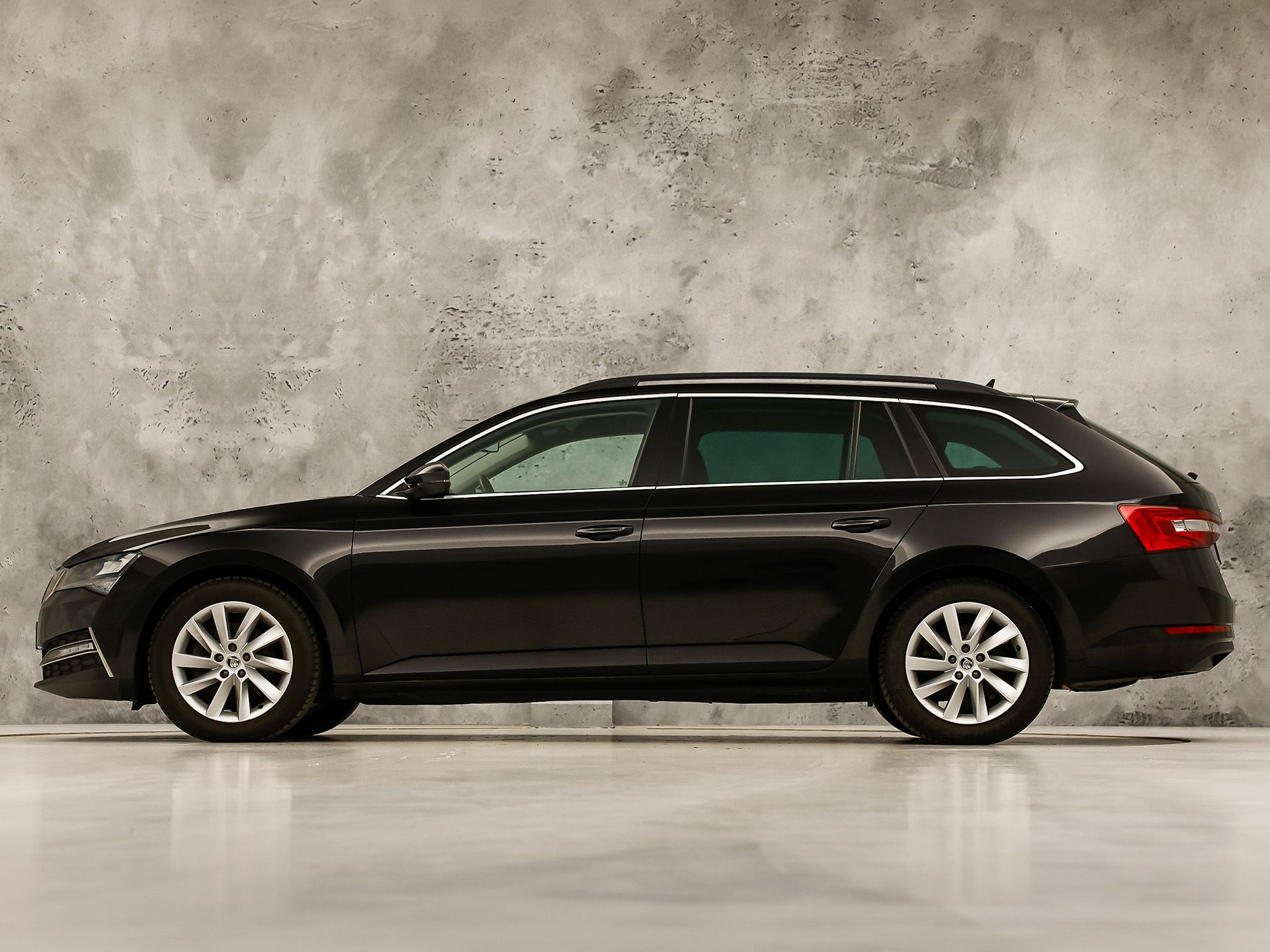 Škoda Superb Combi 1.4 TSI iV Sport 218Pk Automaat (VIRTUAL COCKPIT, APPLE CARPLAY, GROOT NAVI, MEMORY SEAT, LEDER/ALCANTARA, CAMERA, STOELVERWARMING, ADAPTIVE CRUISE, ELEK ACHTERKLEP, NIEUWSTAAT)