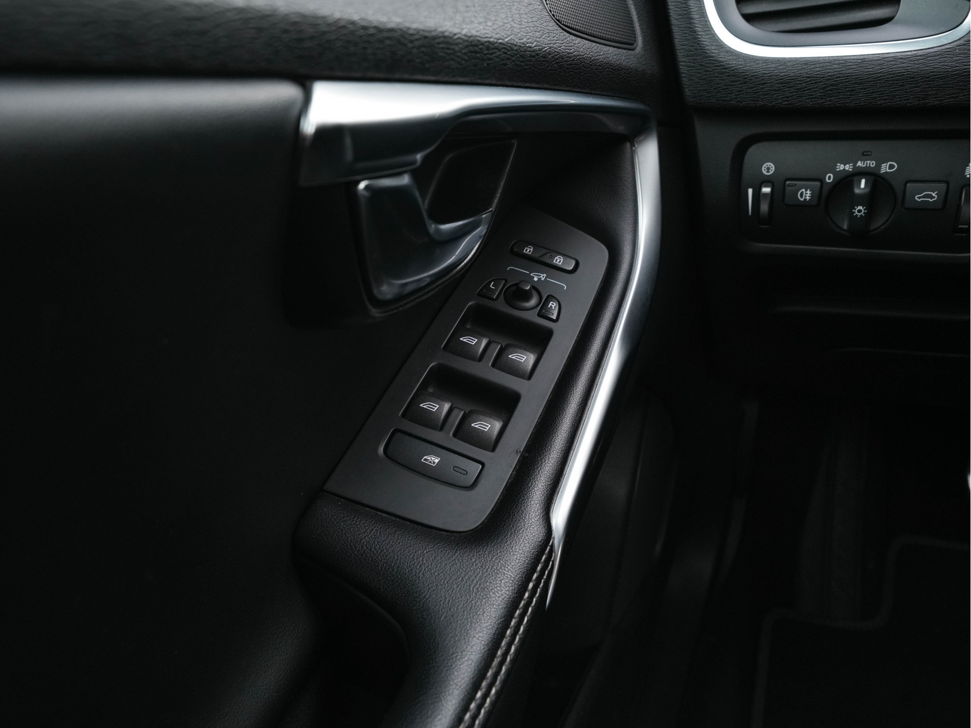 Volvo V40 1.6 T3 R-Design *NAVI-FULLMAP | LEATHER-ALCANTARA | ECC | PDC | CRUISE | SPORT-SEATS | TOWBAR | 17''ALU*