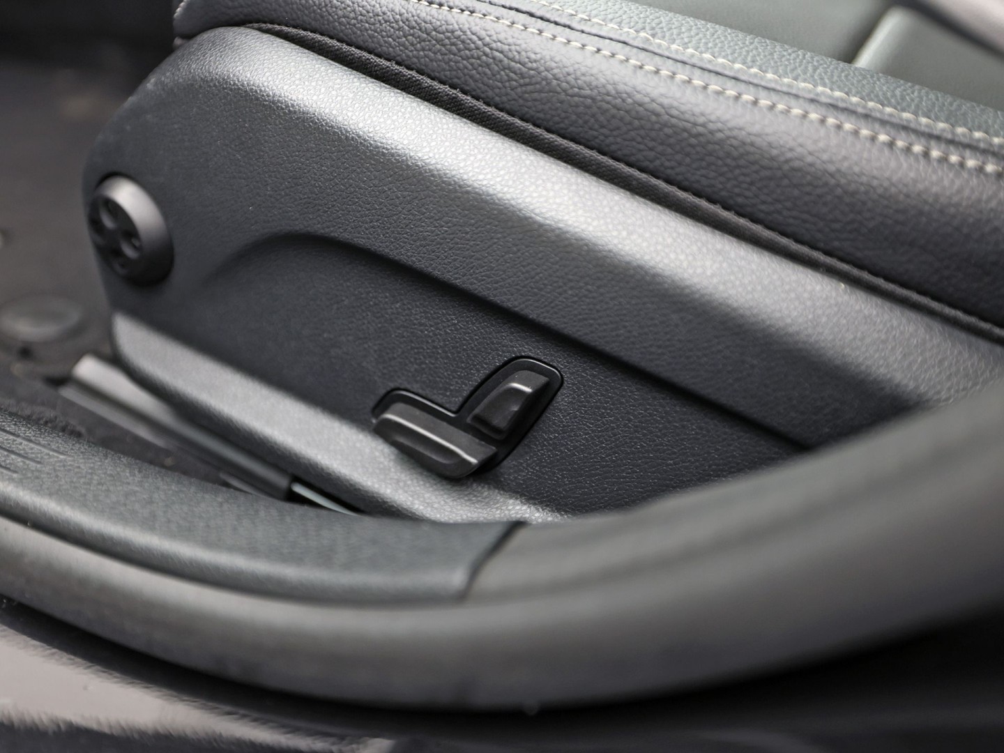 Mercedes-Benz C-Klasse 250 AMG Sport 211Pk Automaat (NAVIGATIE, RODE REMKLAUWEN, LEDER, STOELVERWARMING, ELEK SPORTSTOELEN, GETINT GLAS, SFEERVERLICHTING, NIEUWSTAAT)