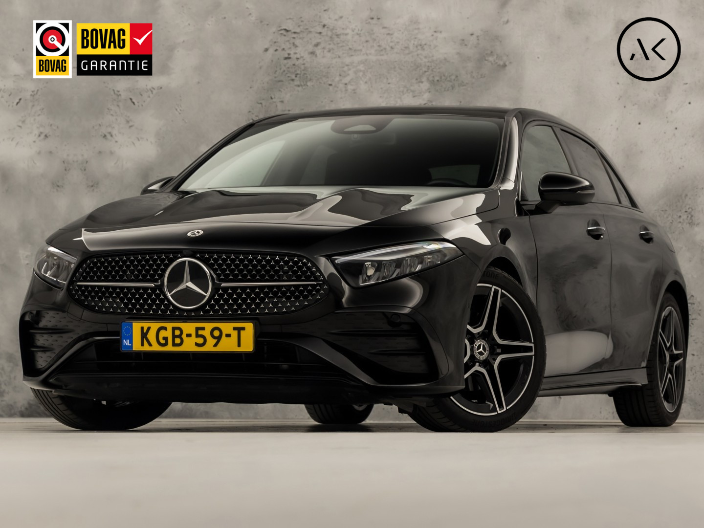 Mercedes-Benz A-Klasse 180 AMG Line Automaat (FABRIEKSGARANTIE, APPLE CARPLAY, GROOT NAVI, SFEERVERLICHTING, CAMERA, KUIPSTOELEN, STOELVERWARMING, GETINT GLAS, NIEUWSTAAT)