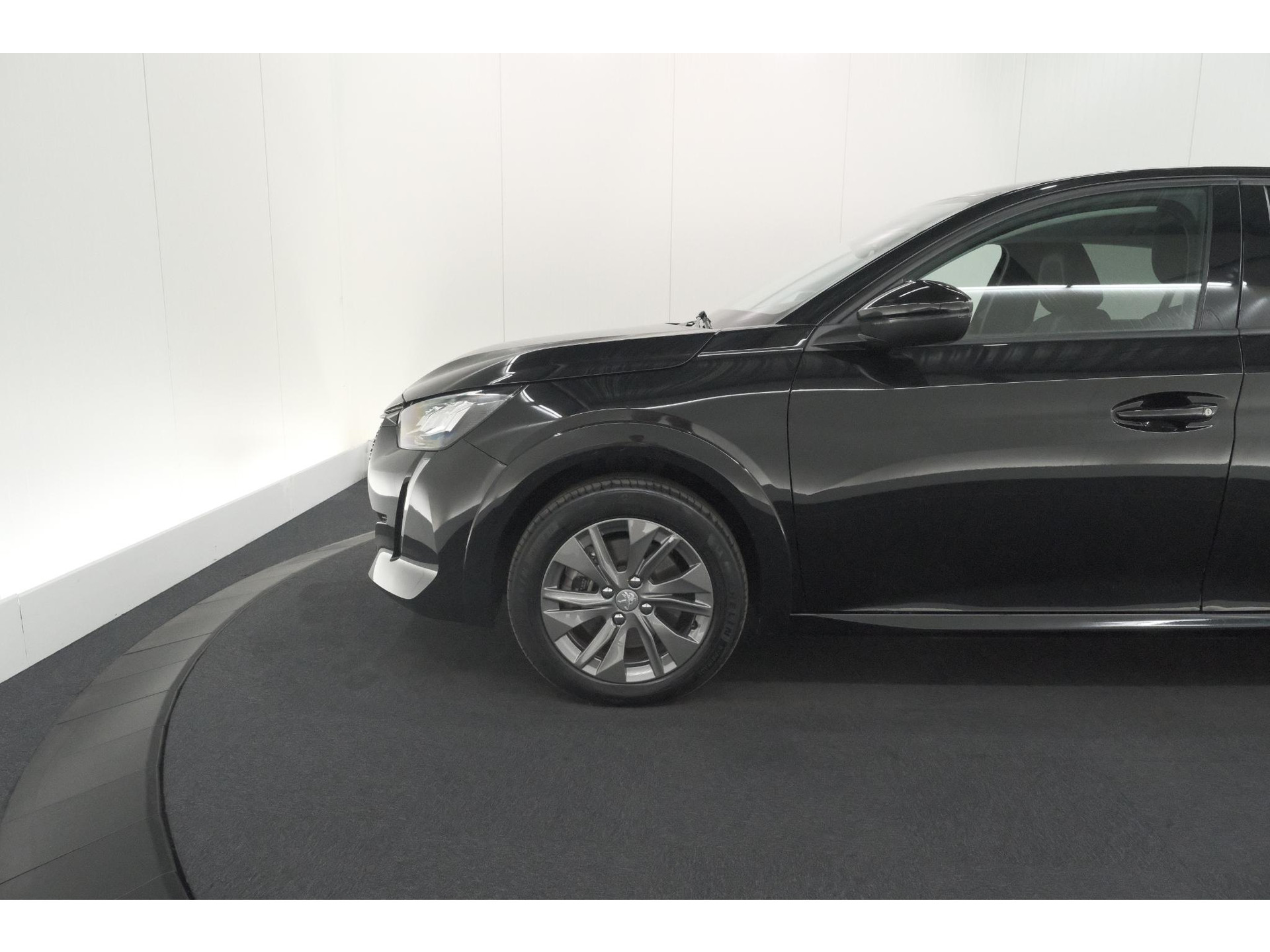 Peugeot e-208 EV Allure 50 kWh | 98,9% SOH | Camera | Navigatie | Parkeersensoren | Stoelverwarming