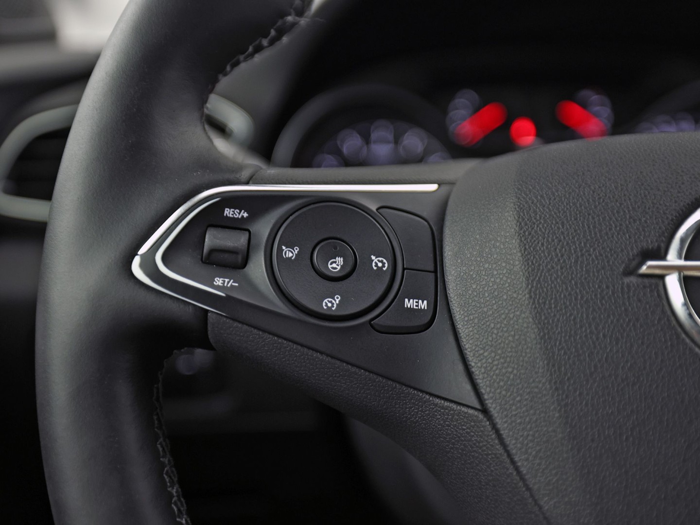 Opel Grandland X 1.2 Turbo Innovation Sport (APPLE CARPLAY, STOELKOELING/VERWARMING, MEMORY SEAT, 360 CAMERA, LEDER, GETINT GLAS, STUURWIEL VERWARMD, NIEUWE APK, NIEUWSTAAT)