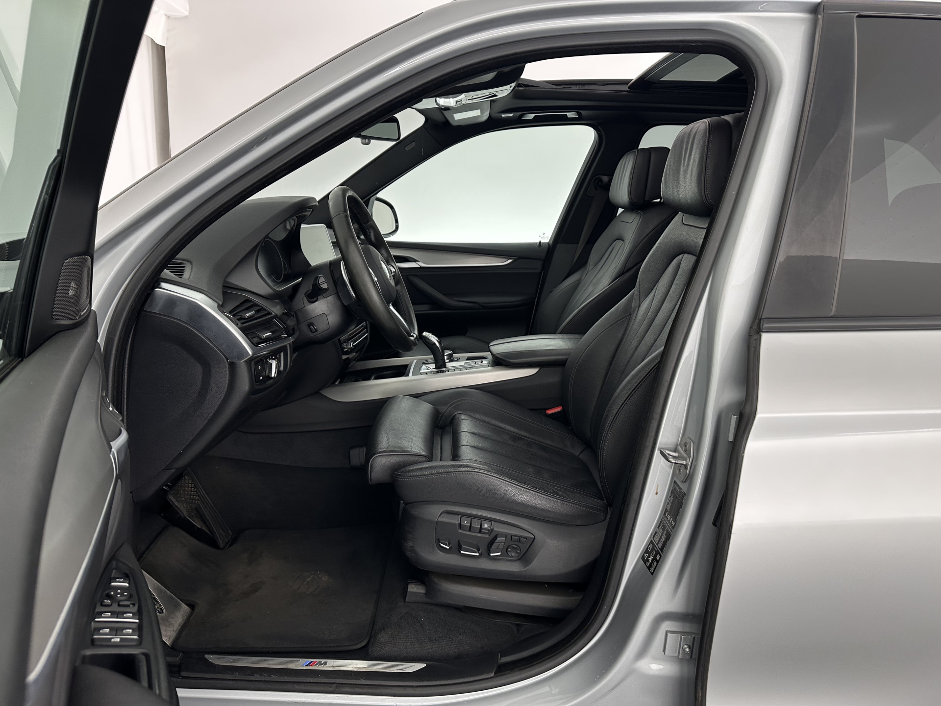 BMW X5 xDrive30d M-Sport High Executive (INCL-BTW) Aut. *PANO | FULL-LED | SOFTCLOSE | LEATHER | TOPVIEW | BLINDSPOT | HARMAN/KARDON | MEMORY-PACK | AMBIENTLIGHT | KEYLESS | DAB+ | HEATED-COMFORTSEATS | TOWBAR | 20"ALU*