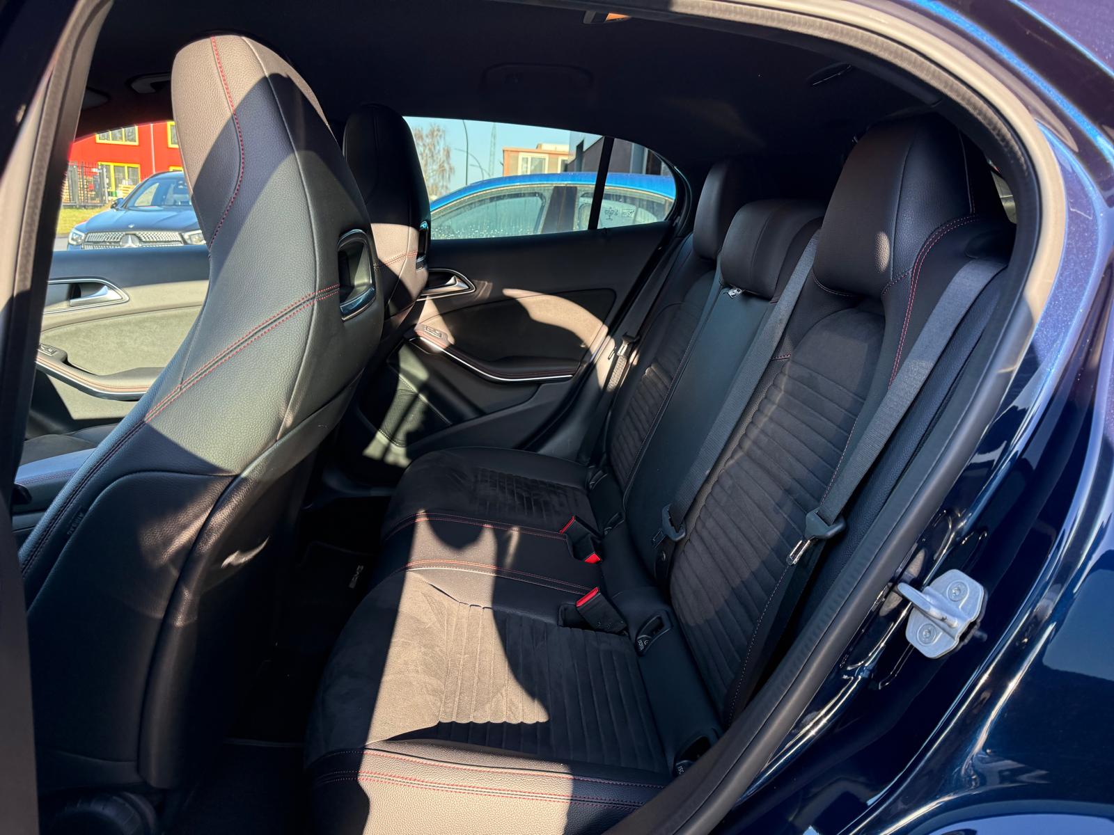 Mercedes-Benz GLA-klasse 180 Business Solution AMG | 2E EIGENAAR | 3/6/12MND GARANTIE | LED | CARPLAY | CRUISE | AUTOMAAT | STOELVERWARMING |