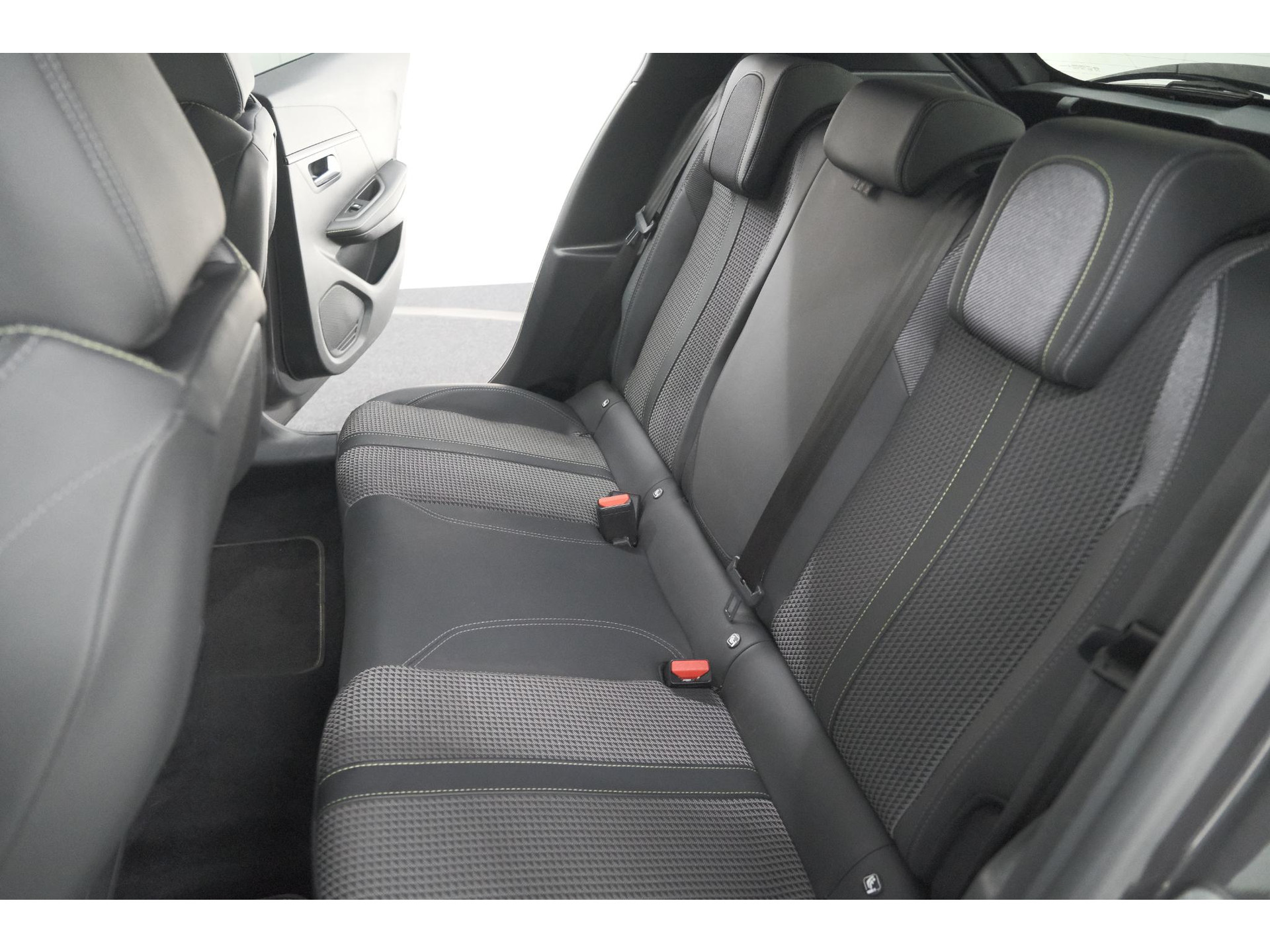 Peugeot 208 PureTech 100 EAT8 GT | Camera | Dodehoekdetectie | Navigatie | Apple Carplay