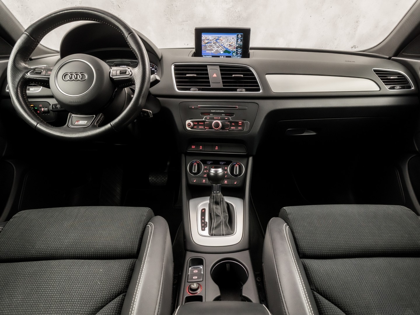 Audi Q3 1.4 TFSI S-Line Sport 150Pk Automaat (2X S-LINE, NAVIGATIE, LEDER, STOELVERWARMING, SPORTSTOELEN, GETINT GLAS, TREKHAAK, NIEUWE APK, NIEUWSTAAT)