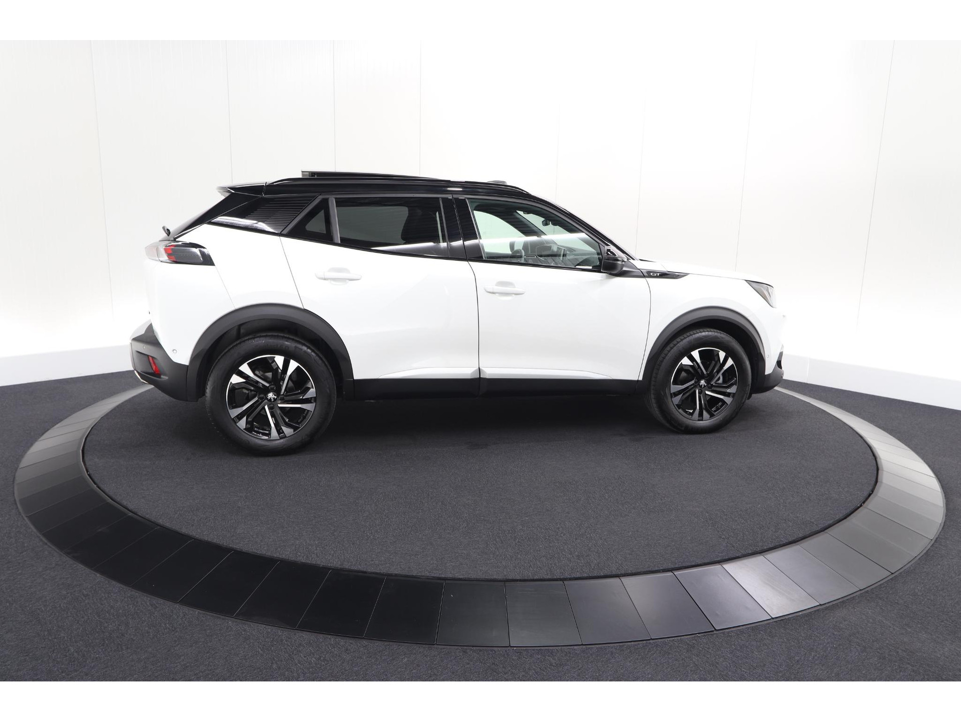Peugeot 2008 PureTech 130 GT | Elektrisch Panoramadak | Camera | Dodehoekdetectie | Navigatie
