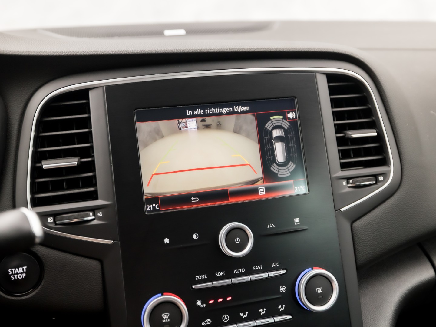 Renault Mégane Estate 1.2 TCe Bose Sport (APPLE CARPLAY, NAVIGATIE, LEDER, CAMERA, GETINT GLAS, SPORTSTOELEN, PARKEERSENSOREN, CRUISE, NIEUWSTAAT)